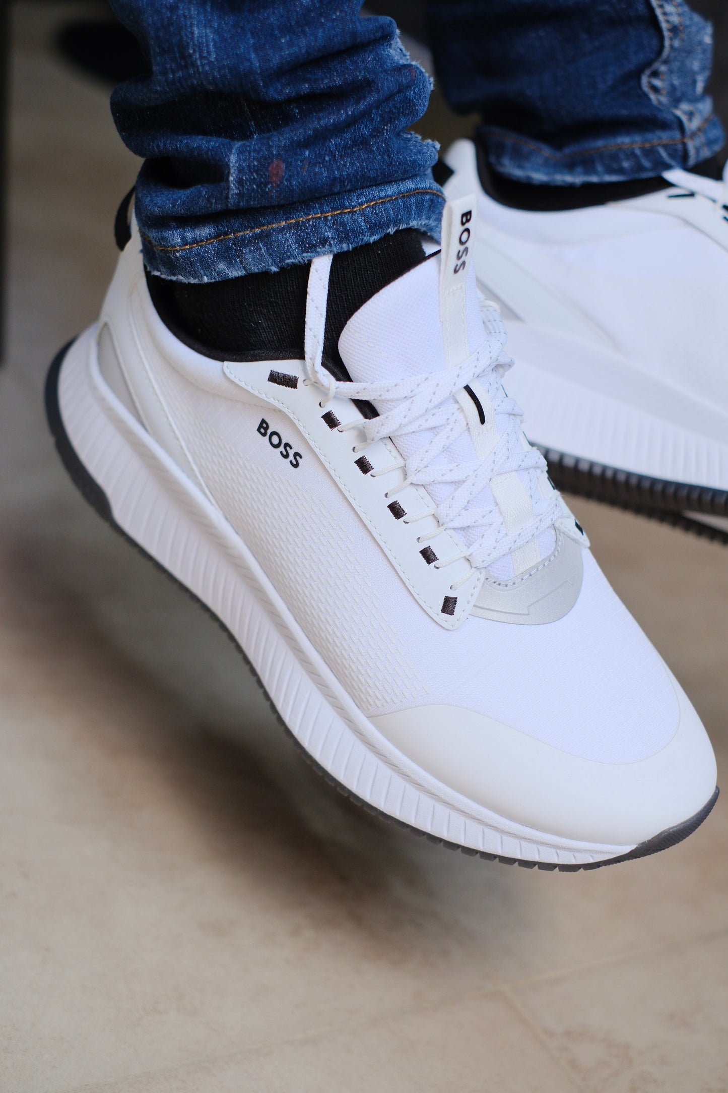 Tenis HUG Blancos Detalles Negros
