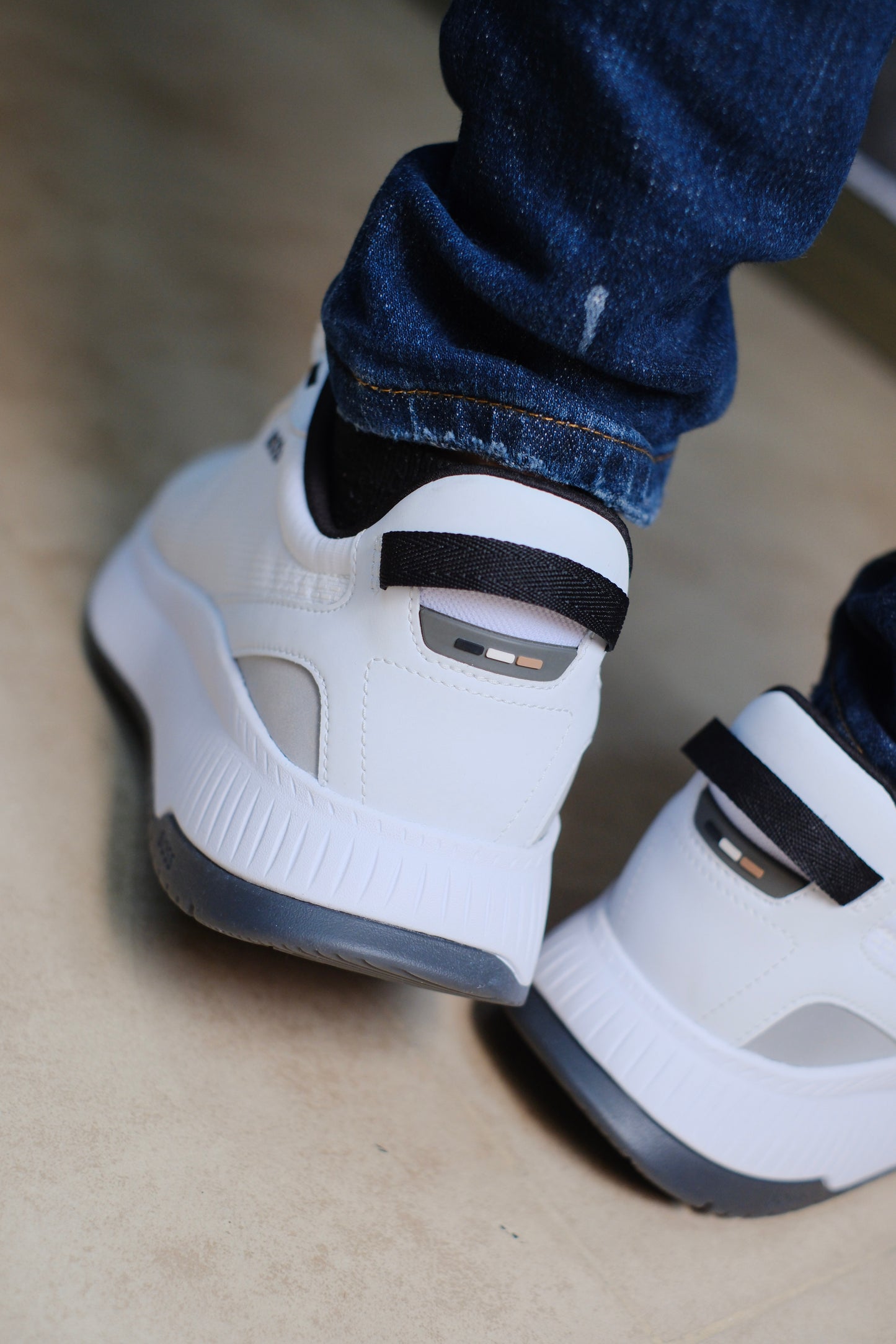 Tenis HUG Blancos Detalles Negros
