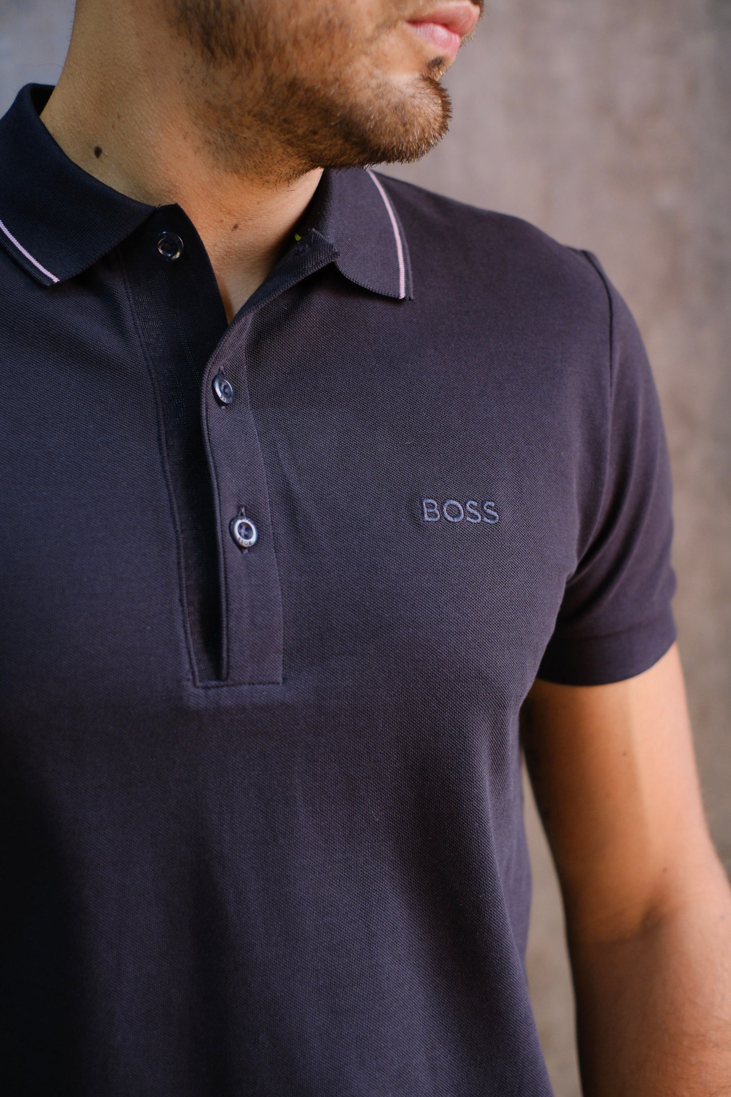 Polo HUG Negra Lineas Rosa