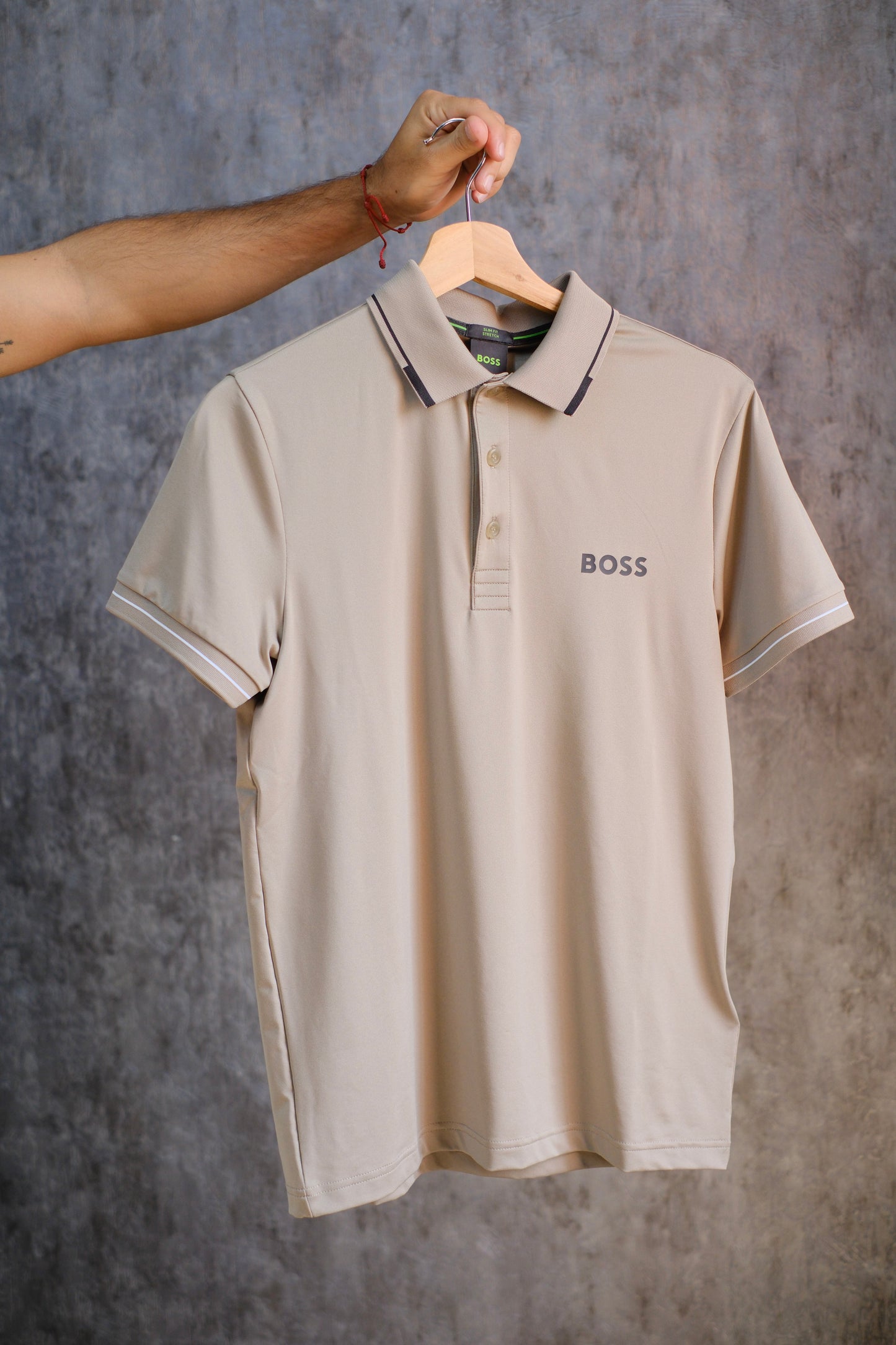 Polo HUG Beige Detalles Negras Tela Deportiva
