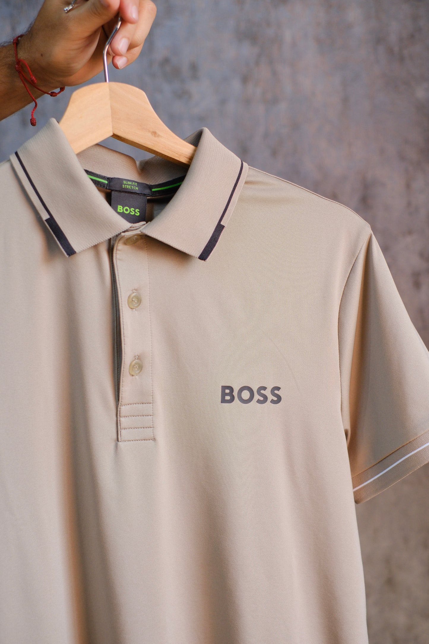 Polo HUG Beige Detalles Negras Tela Deportiva
