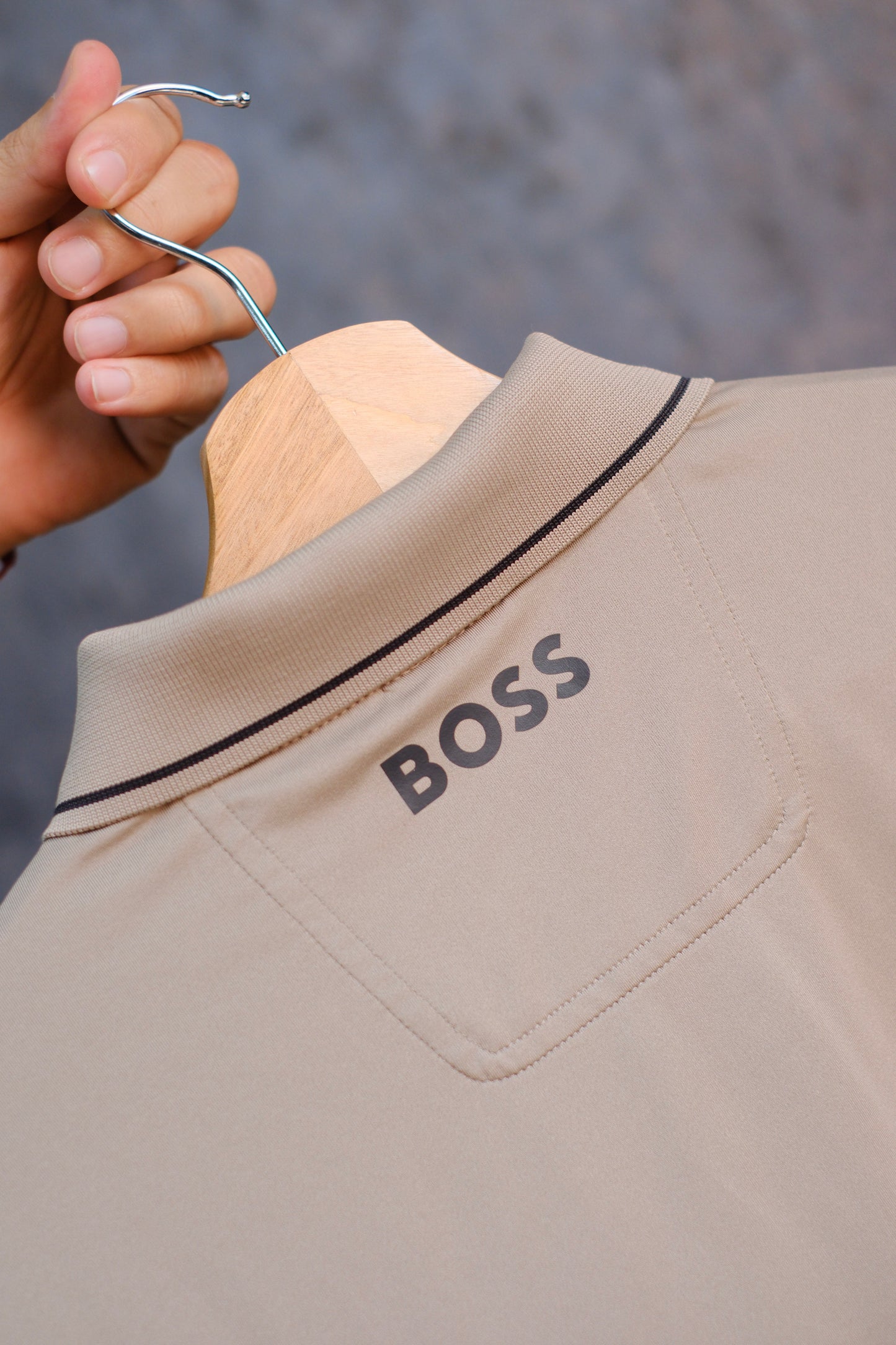 Polo HUG Beige Detalles Negras Tela Deportiva
