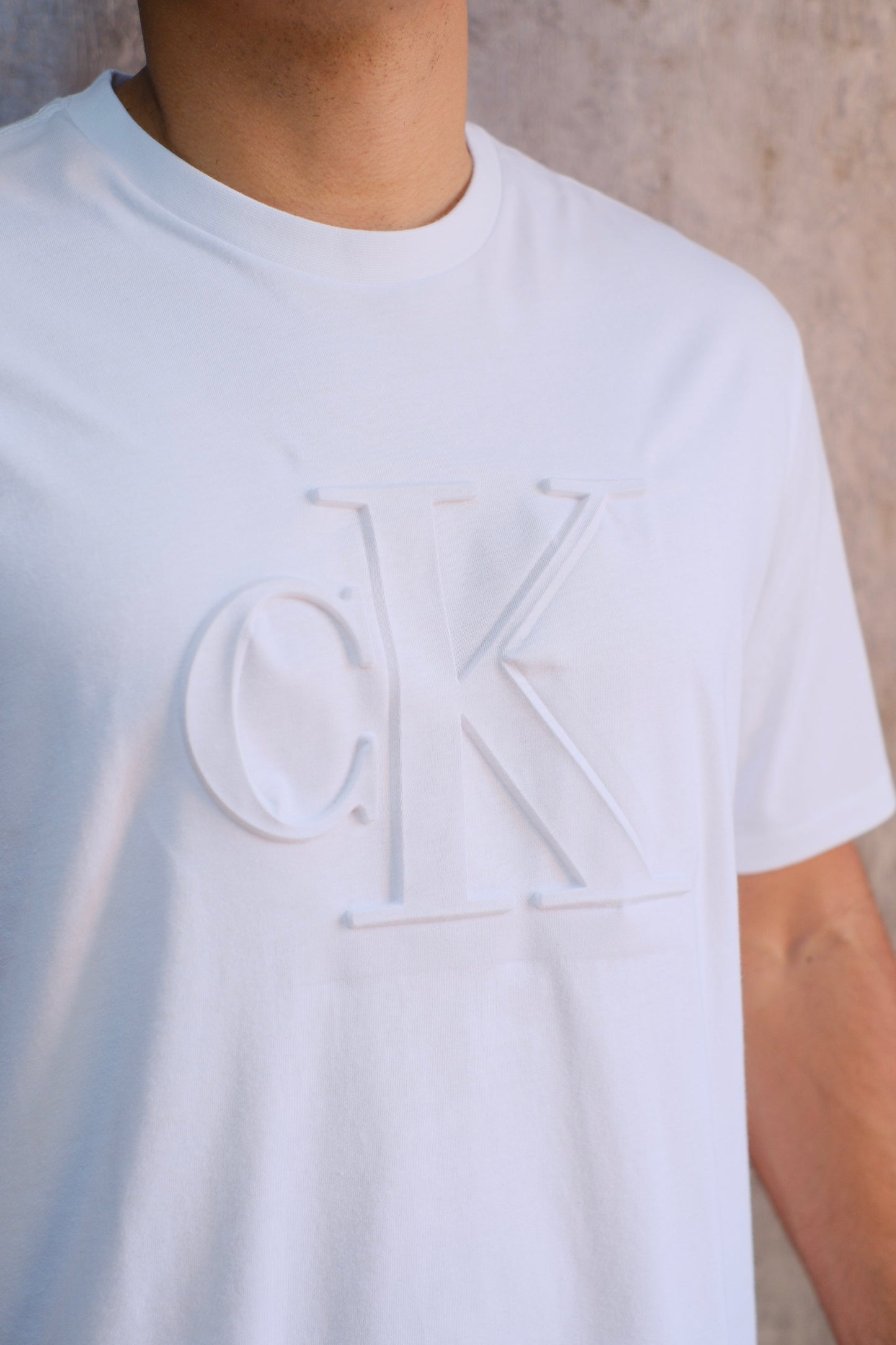 Camiseta CAL Blanca Logo Relieve