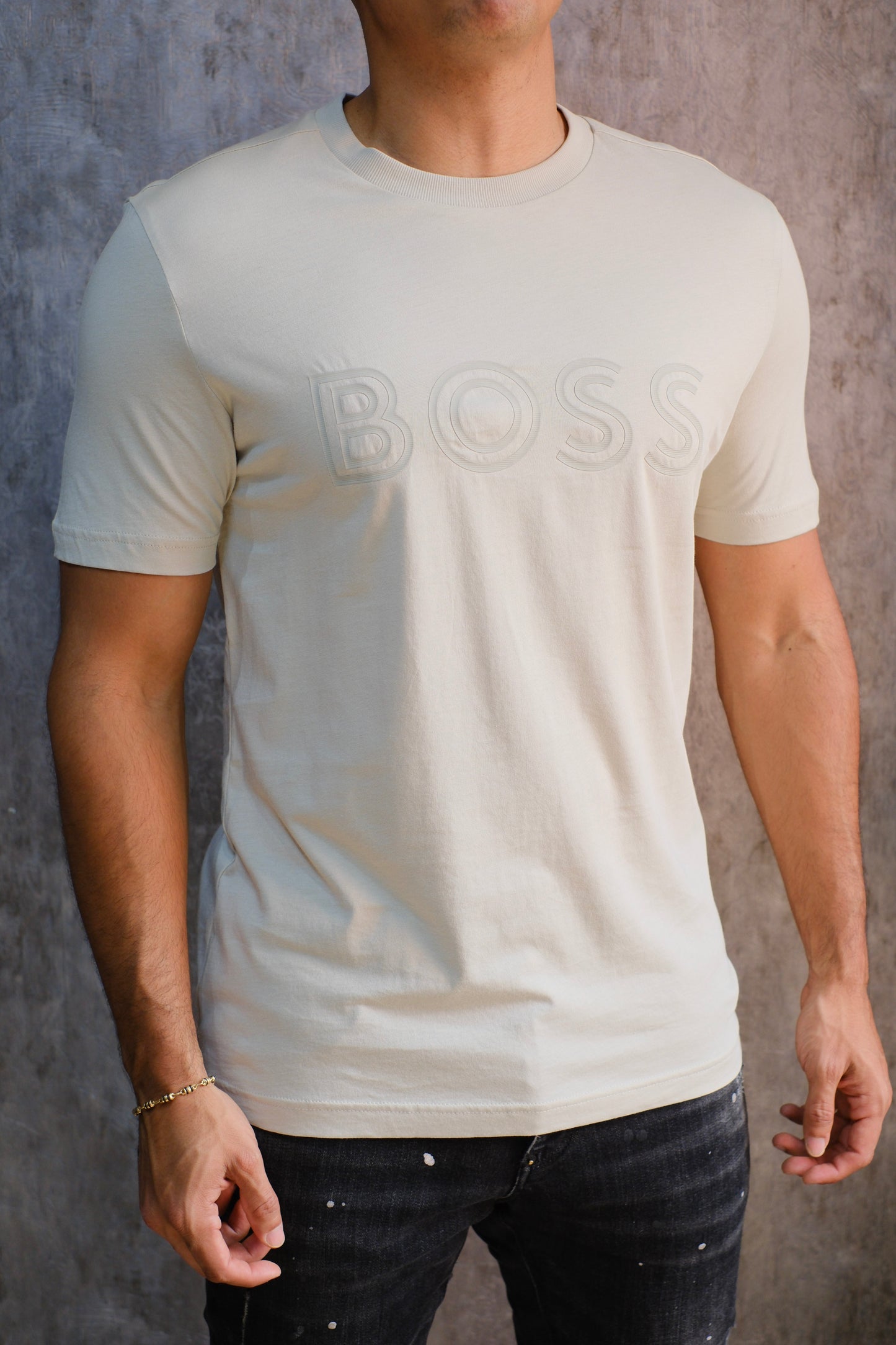 Camiseta HUG Beige Logo Relieve