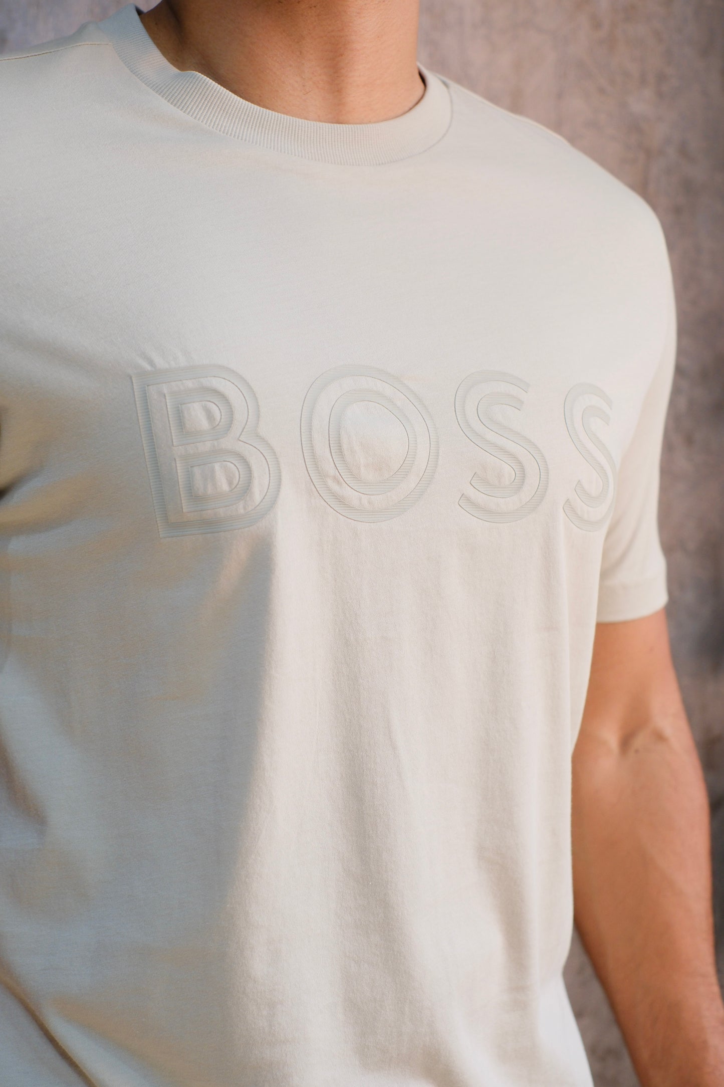 Camiseta HUG Beige Logo Relieve