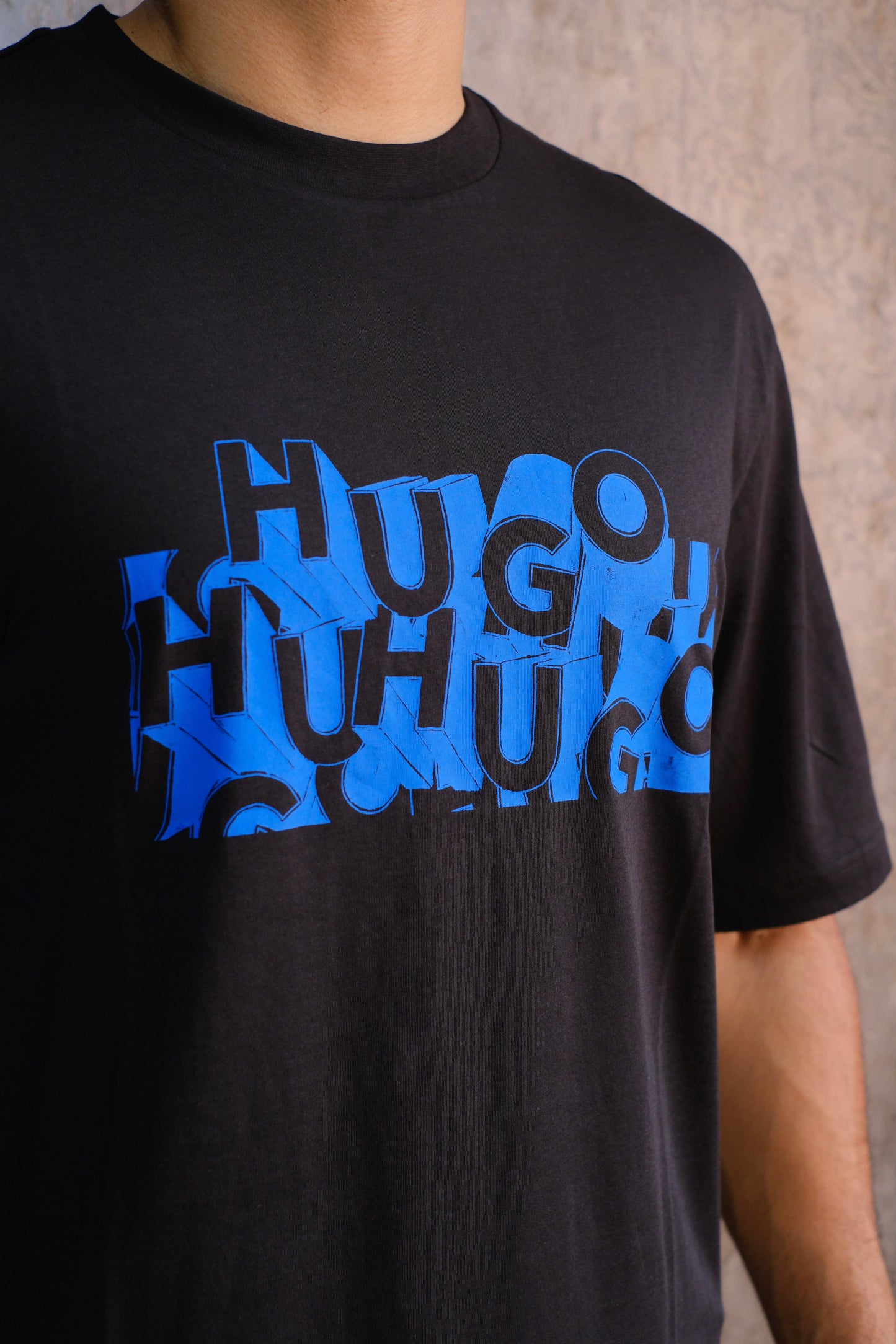Camiseta HUG Negra Logo Azul