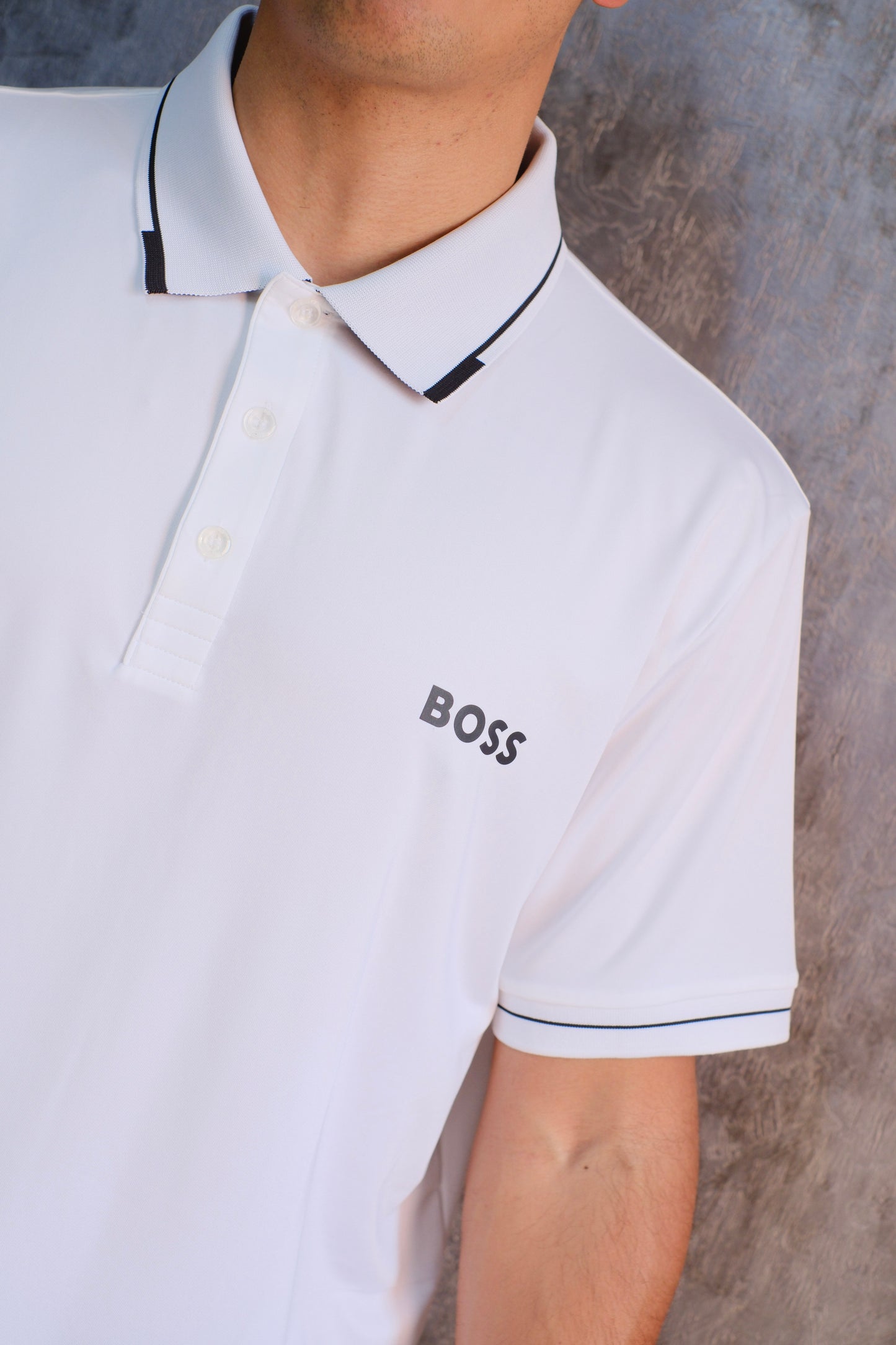 Polo HUG Blanca Detalles Negros