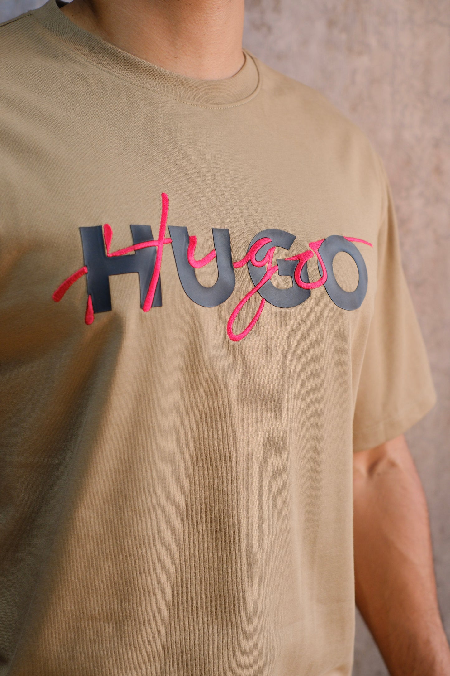 Camiseta HUG Beige Logo Negro
