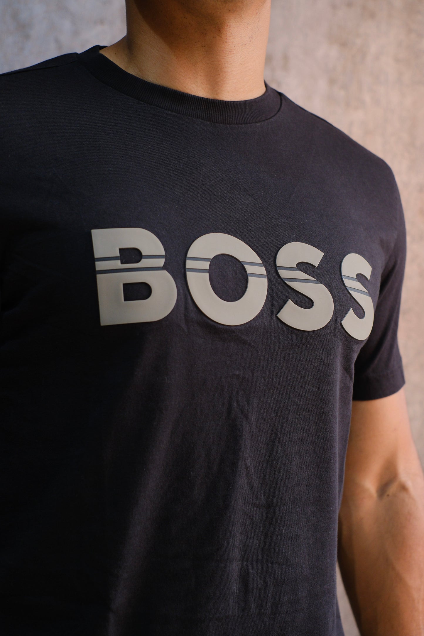 Camiseta HUG Negra Logo Beige