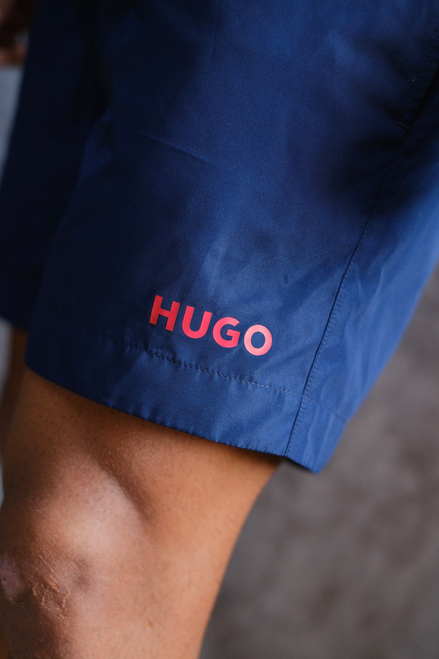 Pantaloneta HUG Azul Logo Rojo