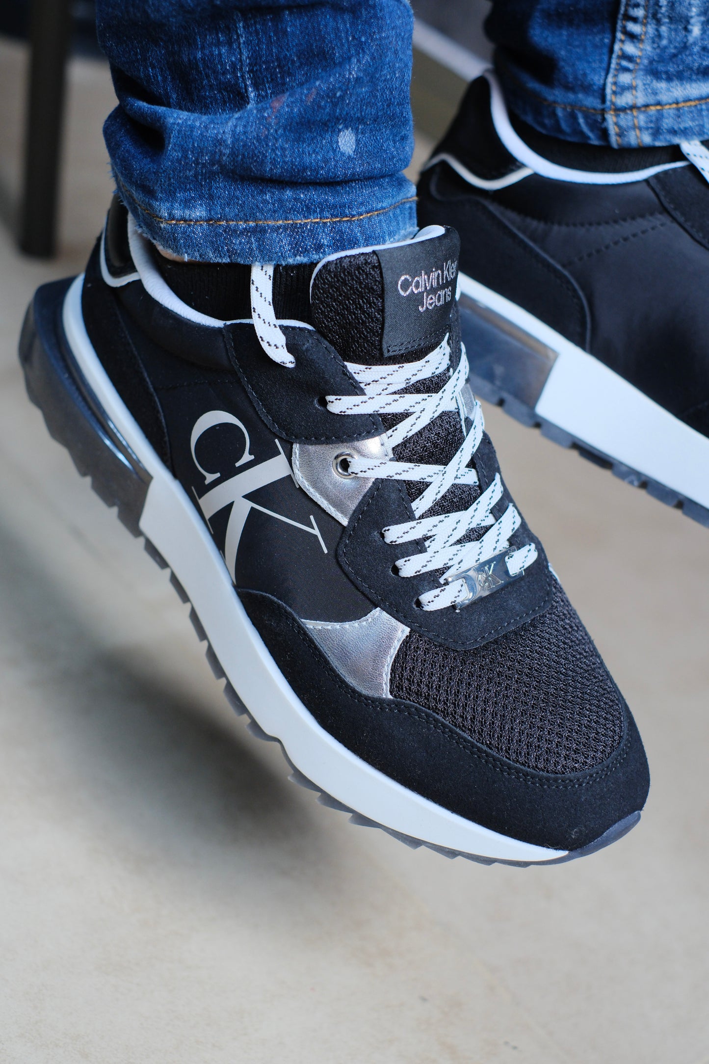 Tenis CAL Negros Cordones Blancos