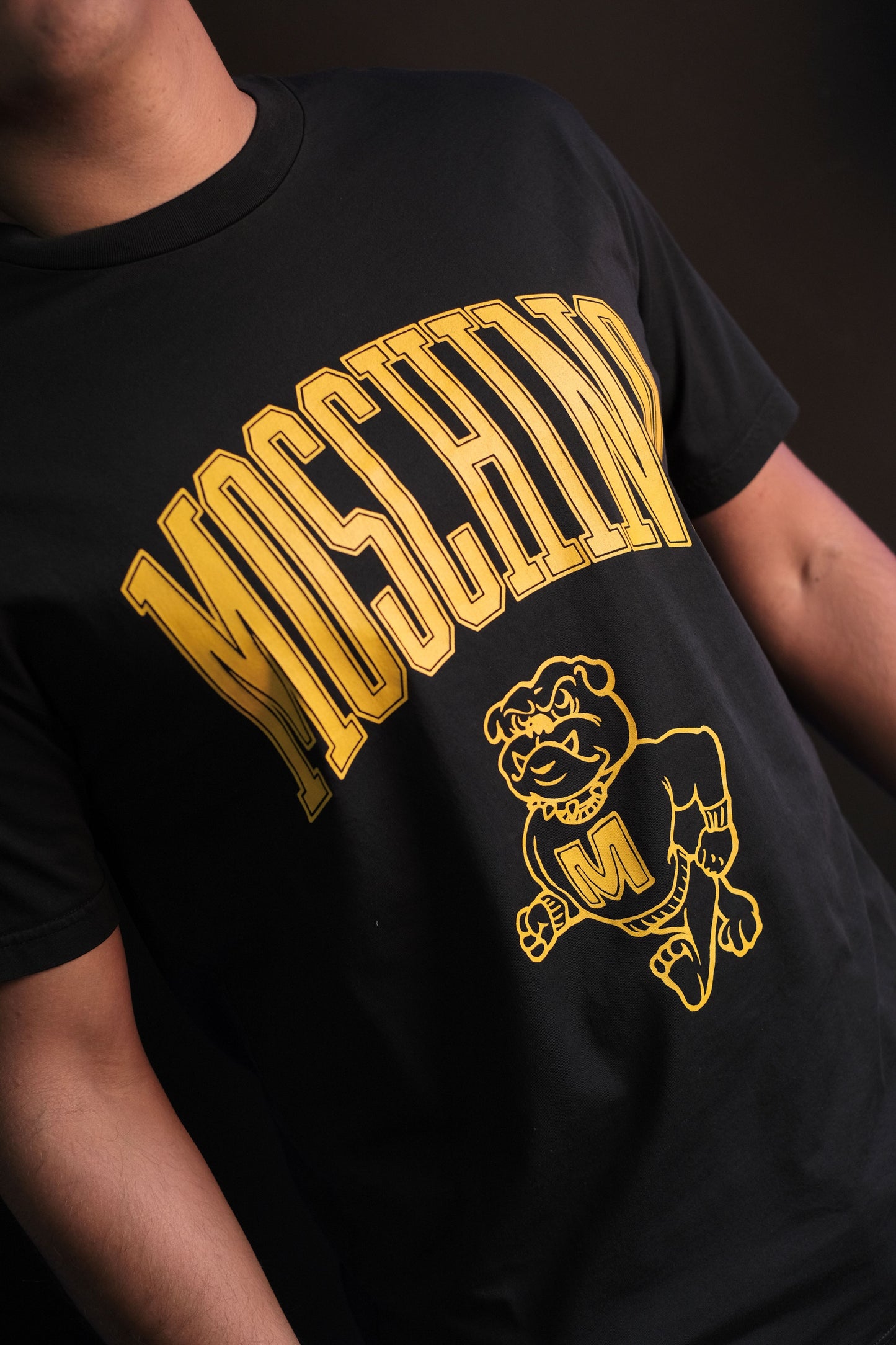 Camiseta MOS Negra Logo Amarillo