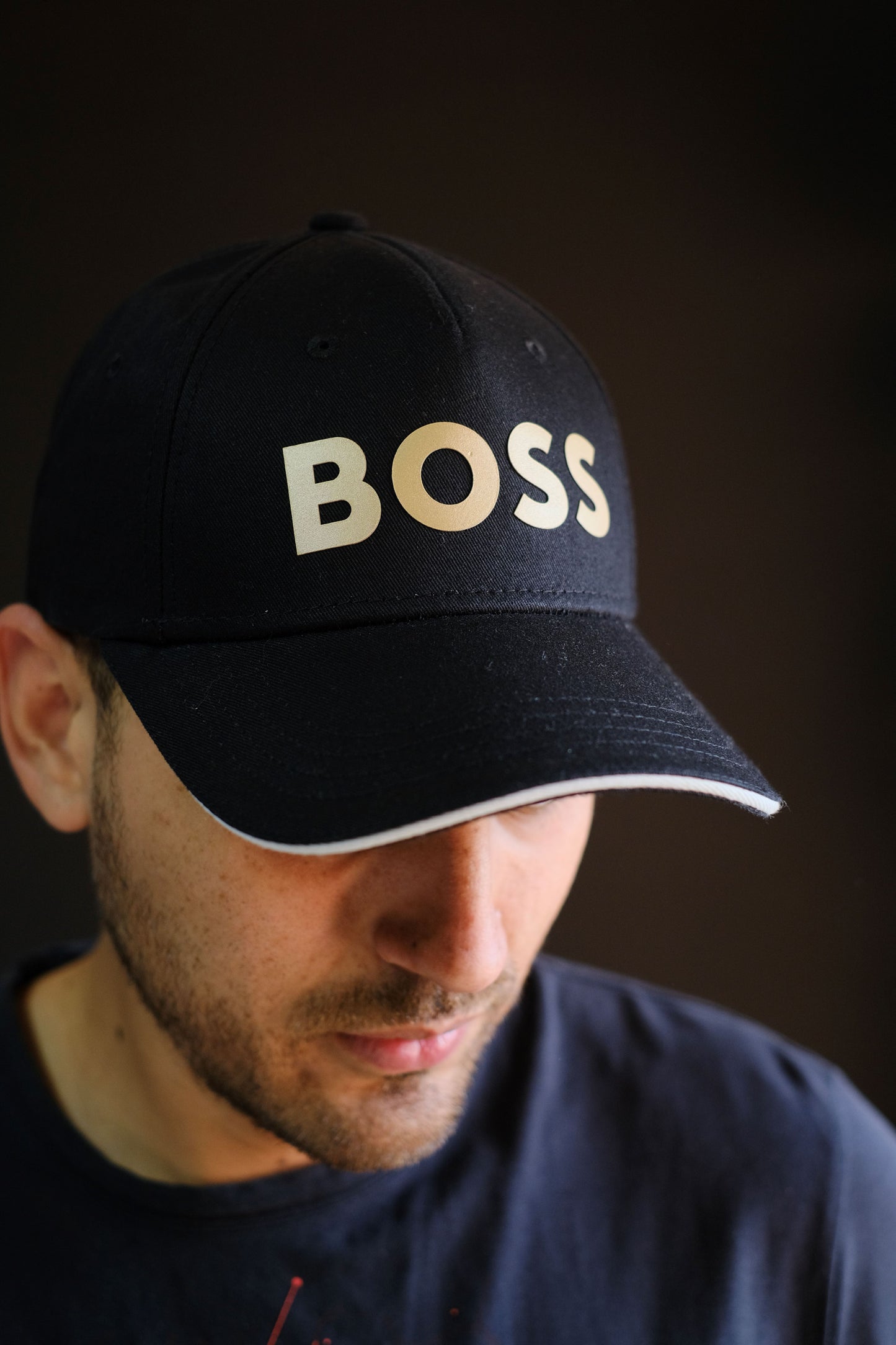 Gorra HUG Negra Logo Dorado
