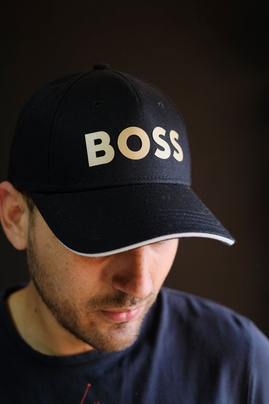 Gorra HUG Negra Logo Dorado