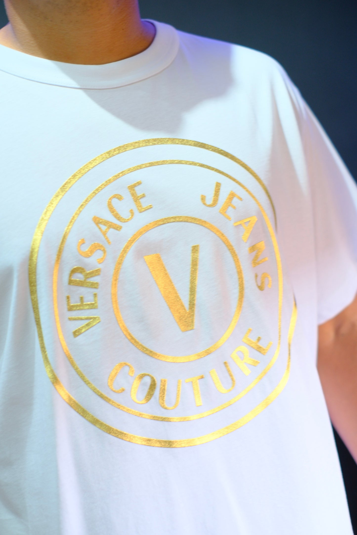 camiseta VER blanca logo dorado