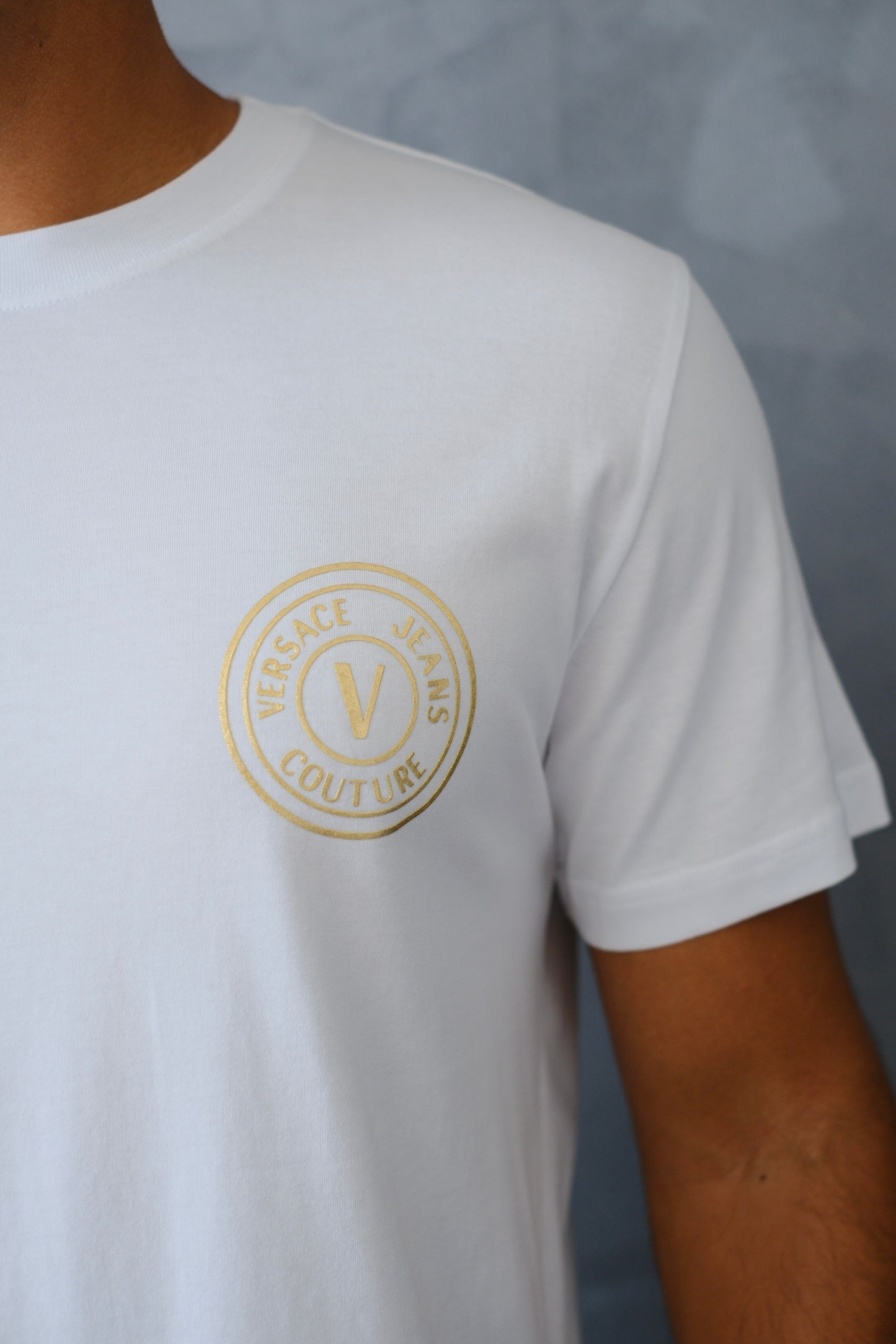 Camiseta VER blanca Logo Dorado