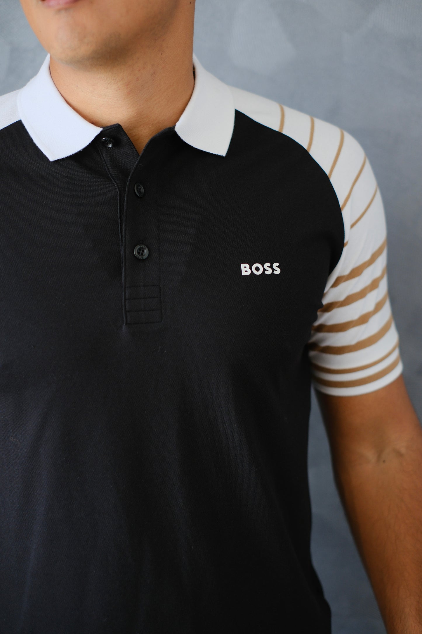 Polo HUG Negra Mangas de Rayas