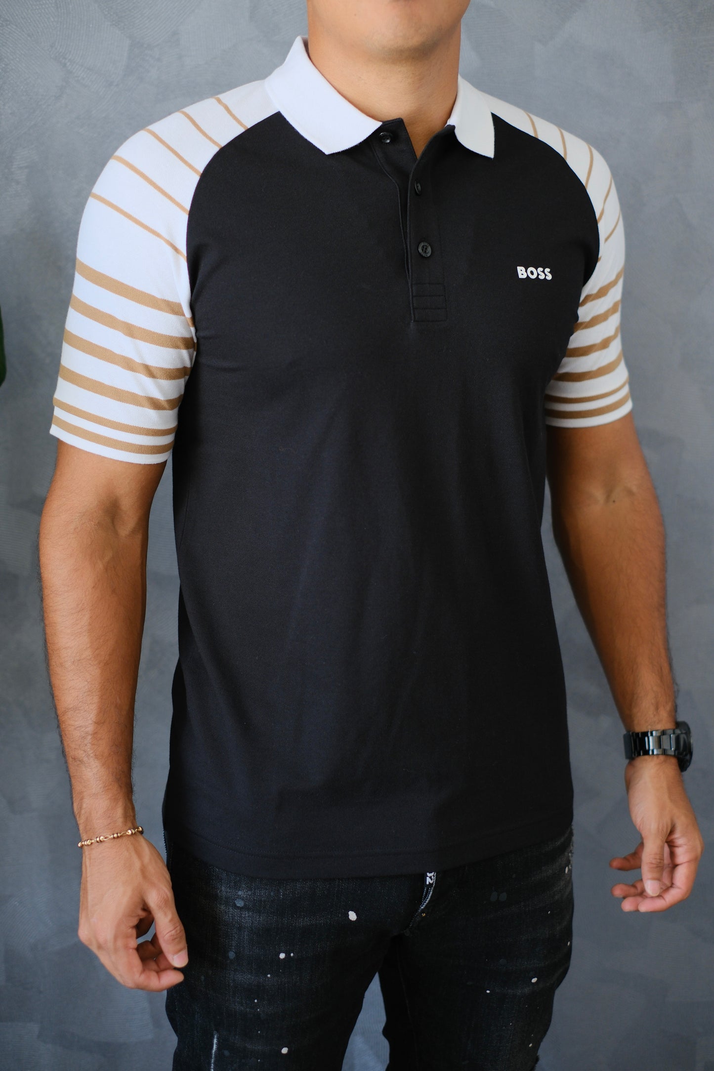 Polo HUG Negra Mangas de Rayas