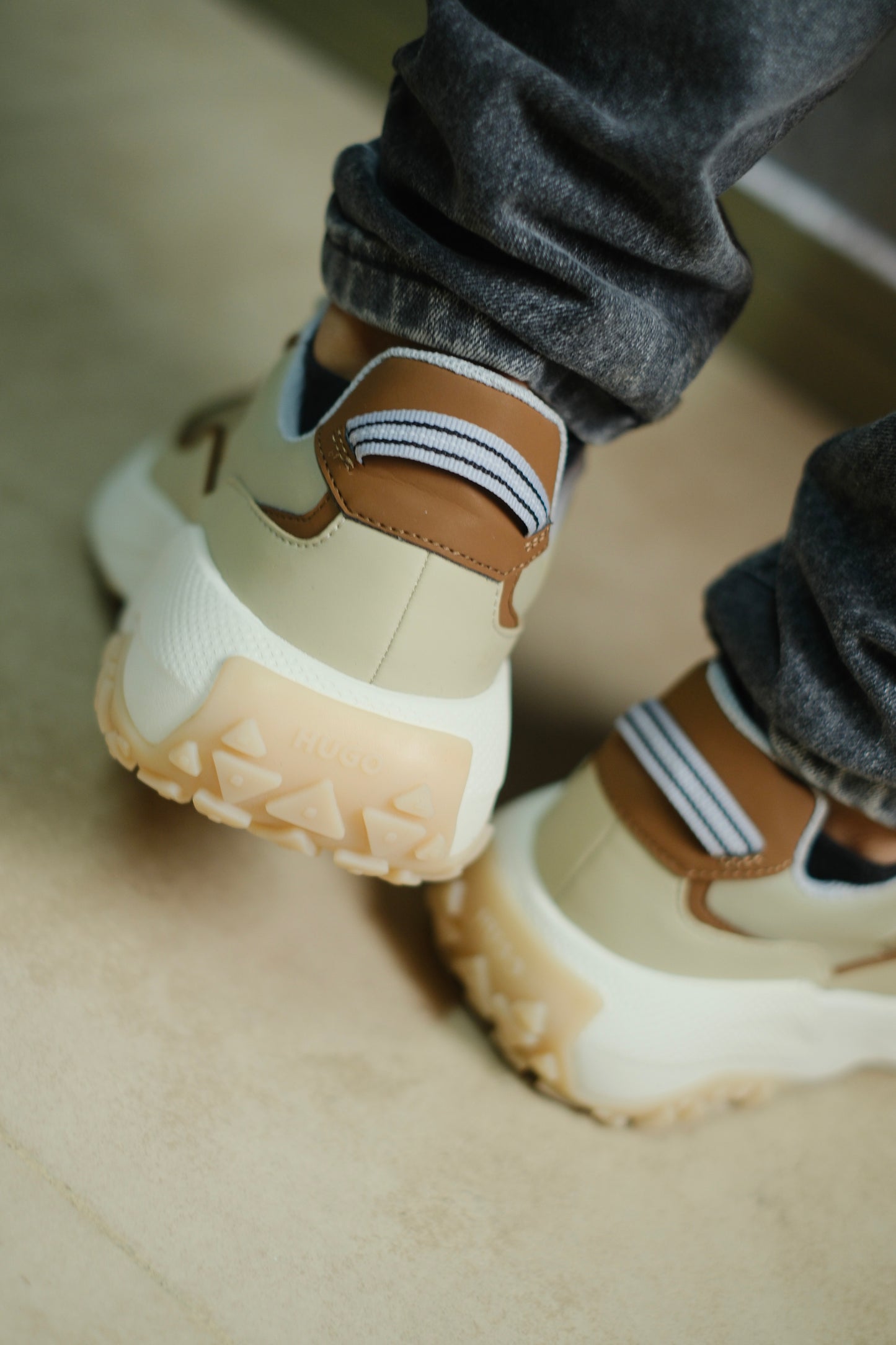 Tenis HUG Beige