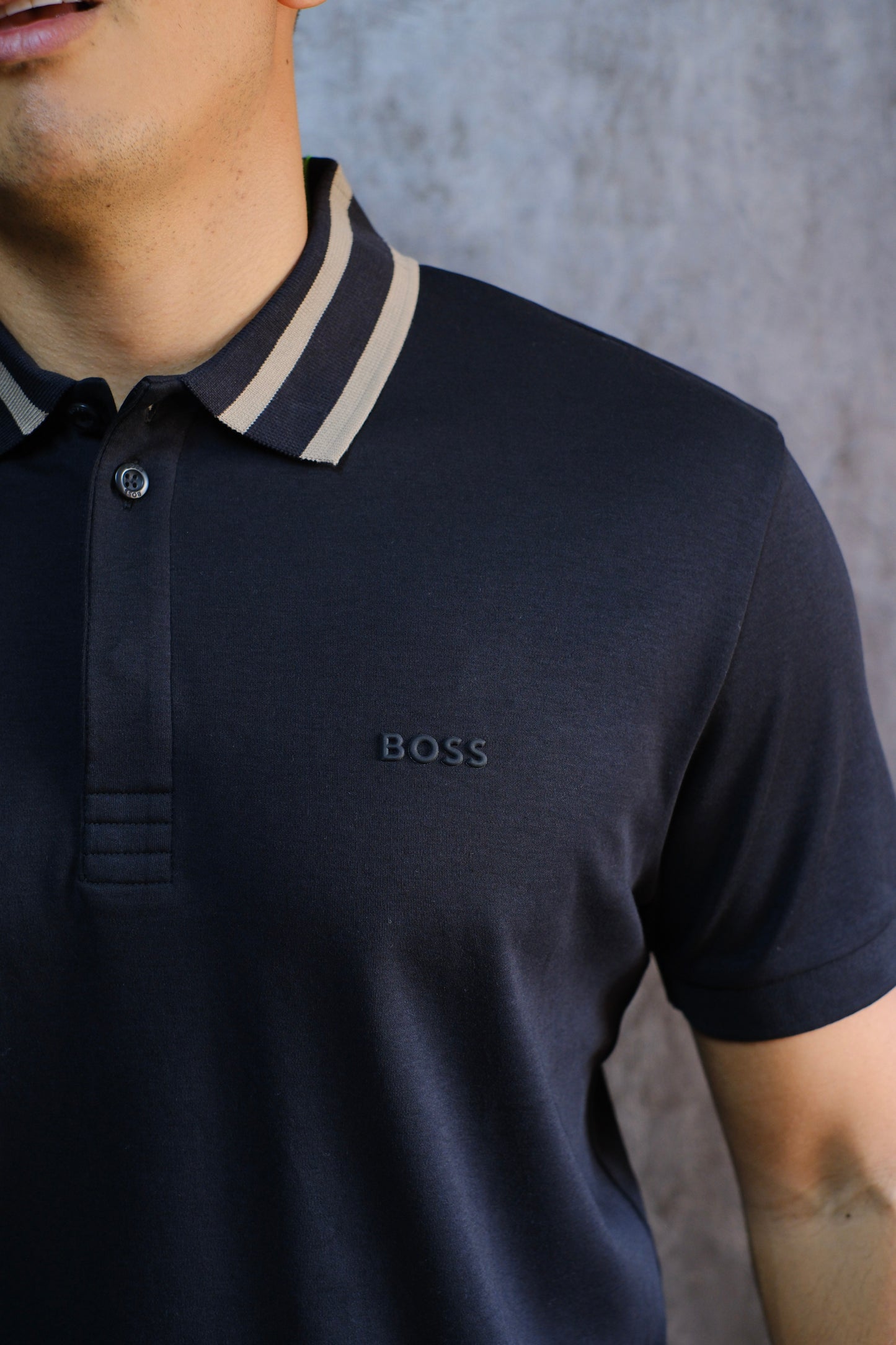Polo HUG Negra Cuello Café