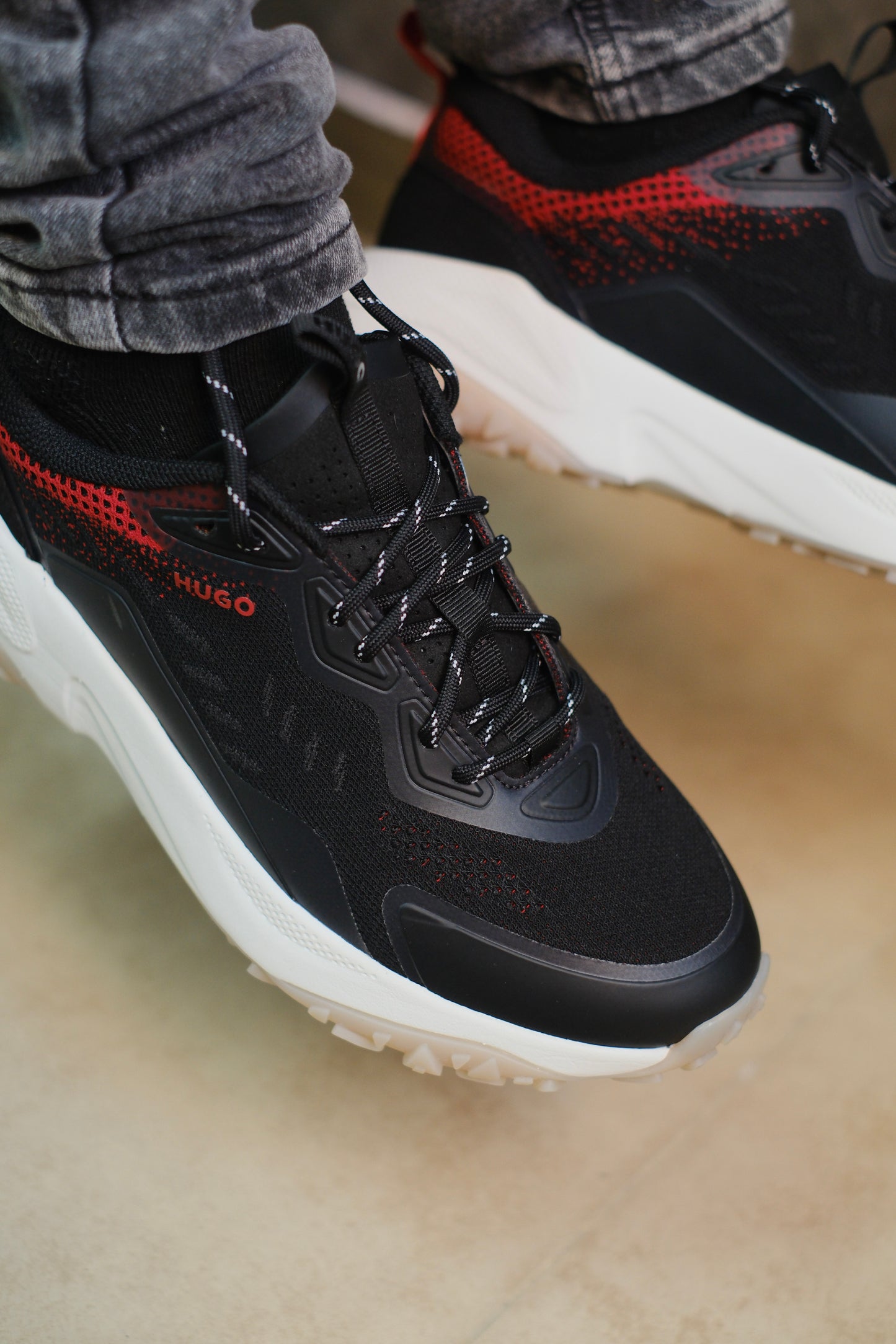 Tenis HUG Negros Lineas Rojas