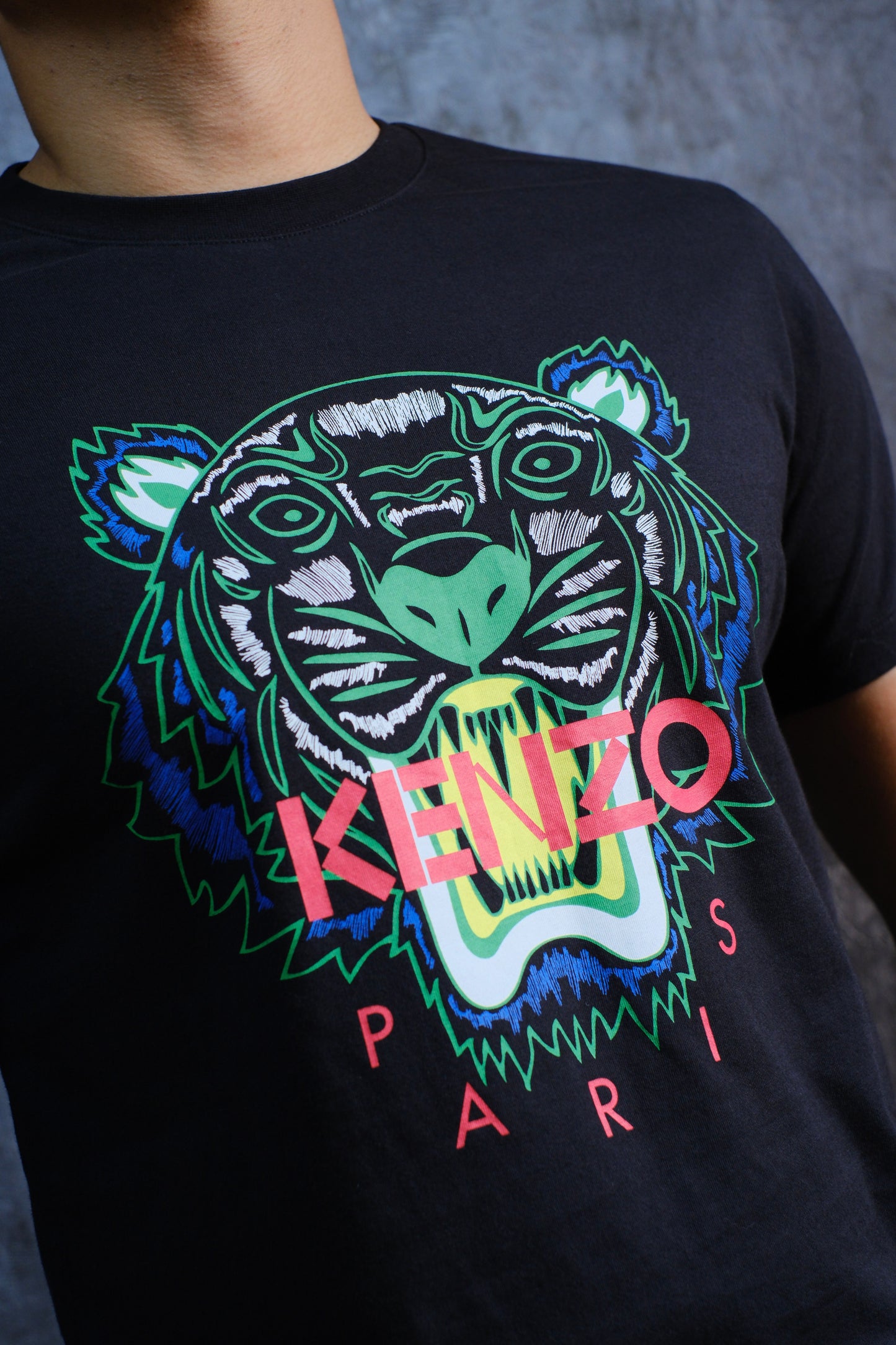Camiseta KEN Negra Estampado Verde