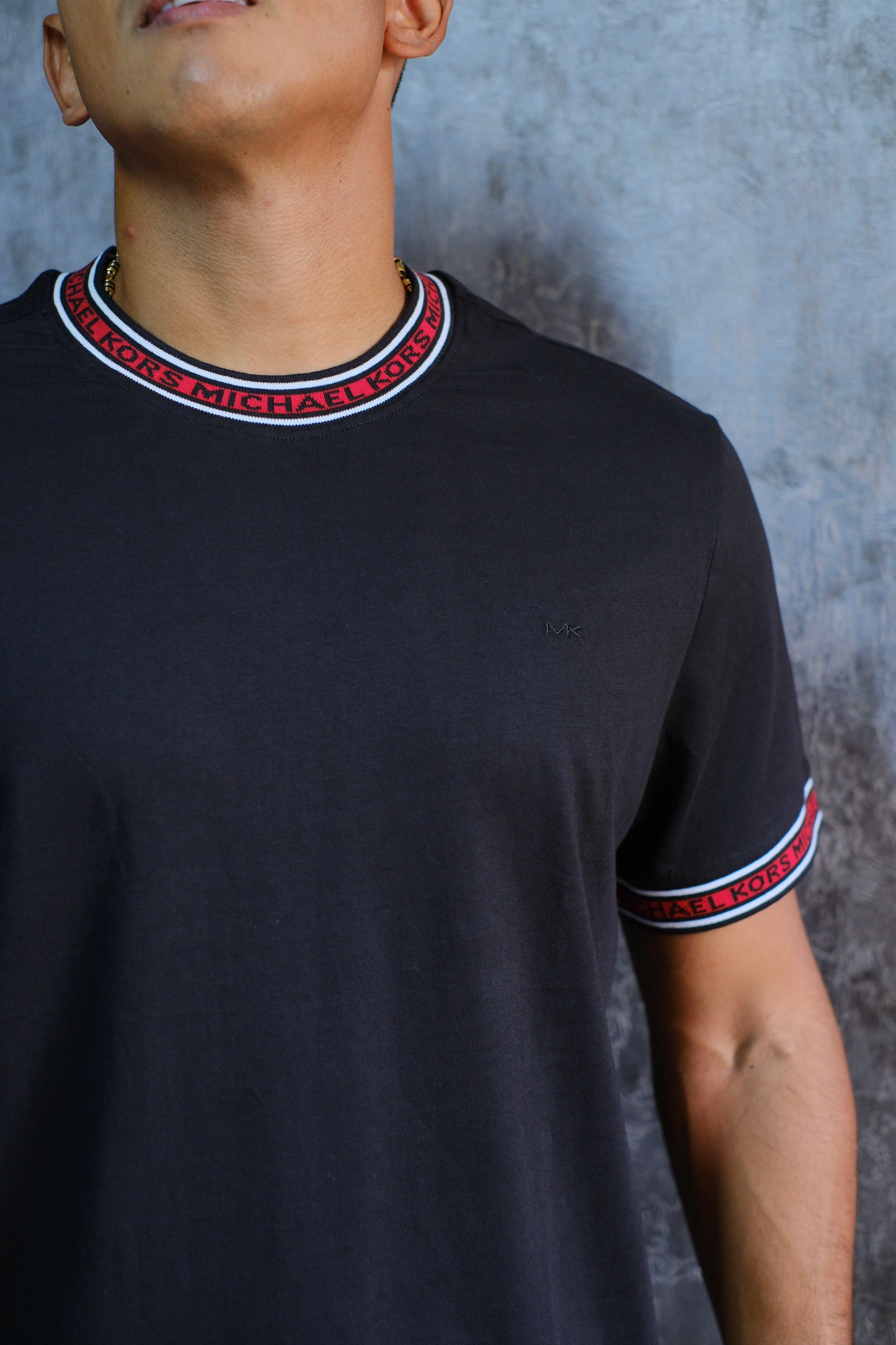 Camiseta MIC KO Azul Oscuro Cuello Rojo