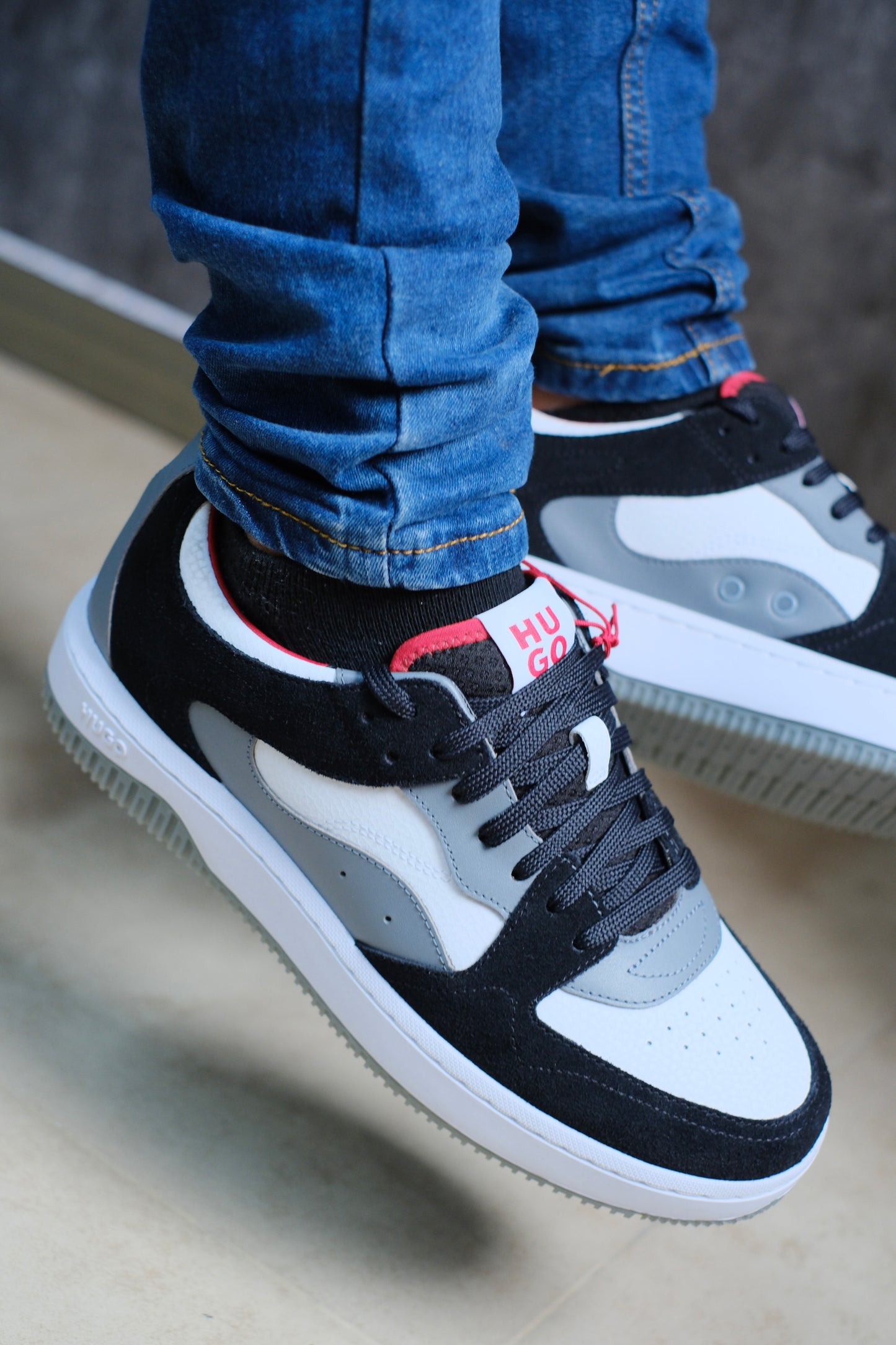 Tenis HUG Blancos Con Lineas Negras y Grises