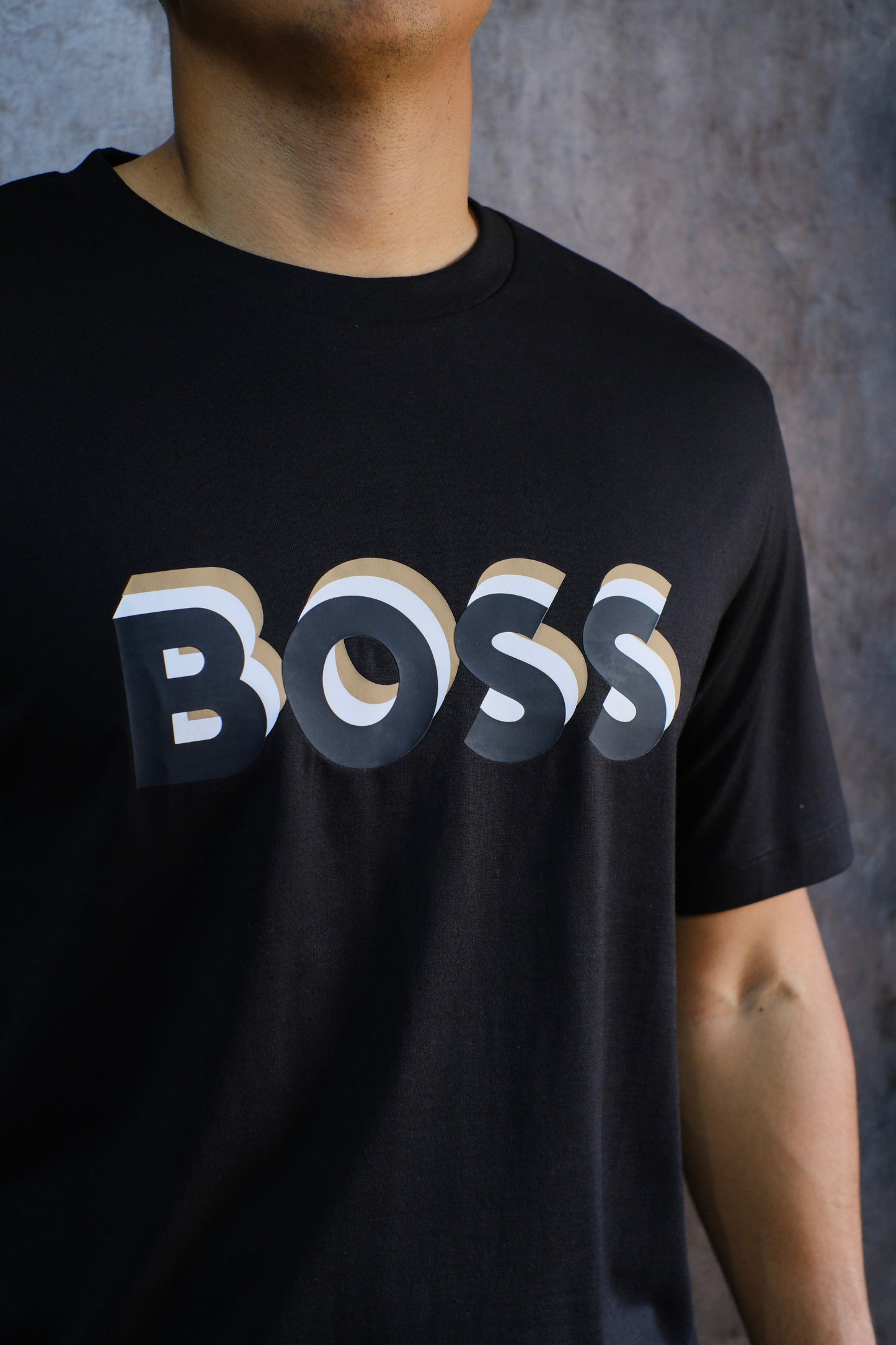 Camiseta HUG Negra Logo Negro Con Dorado