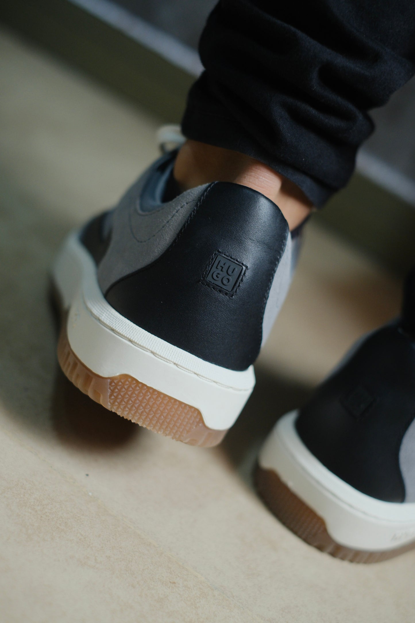 Tenis HUG gris con negro