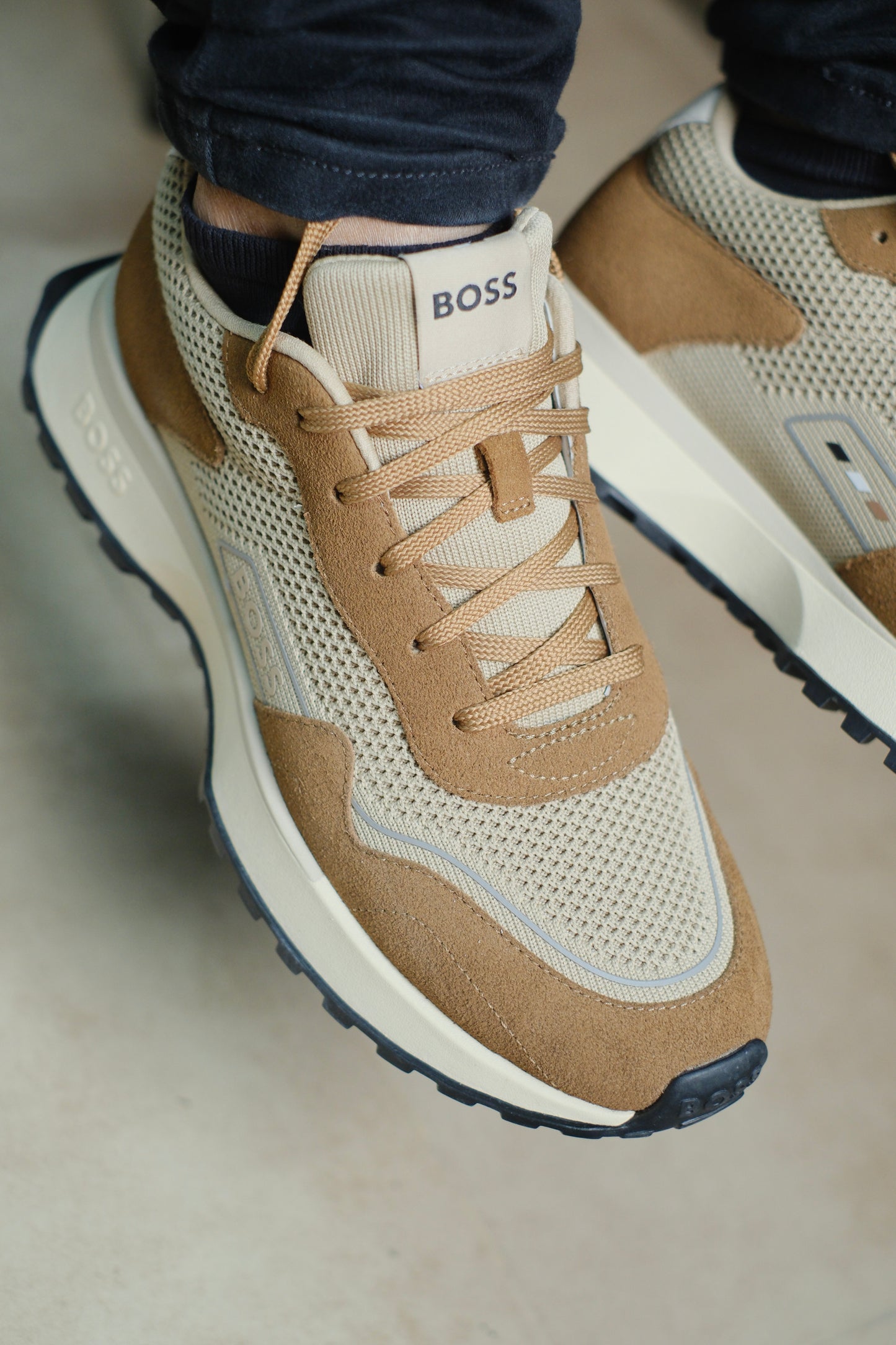 Tenis HUG Beige con cafe