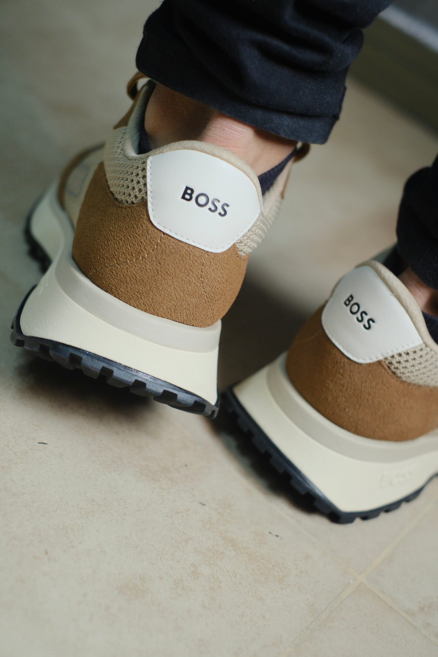 Tenis HUG Beige con cafe