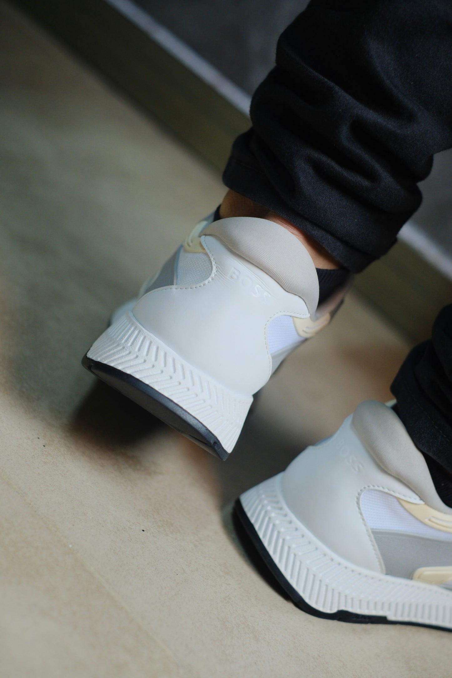 Tenis HUG blancos con gris