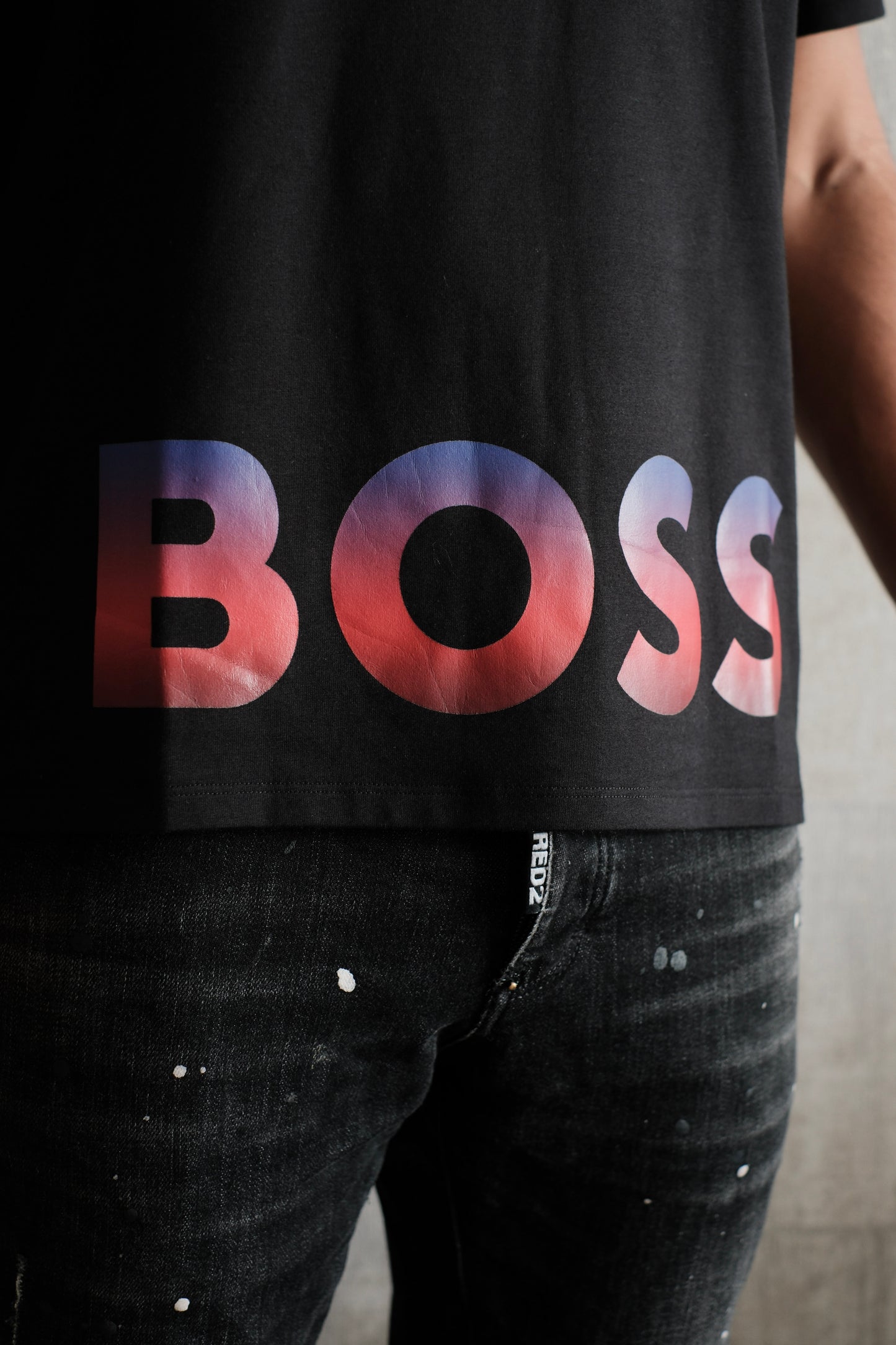Camiseta HUG Negra Logo Azul y Rojo