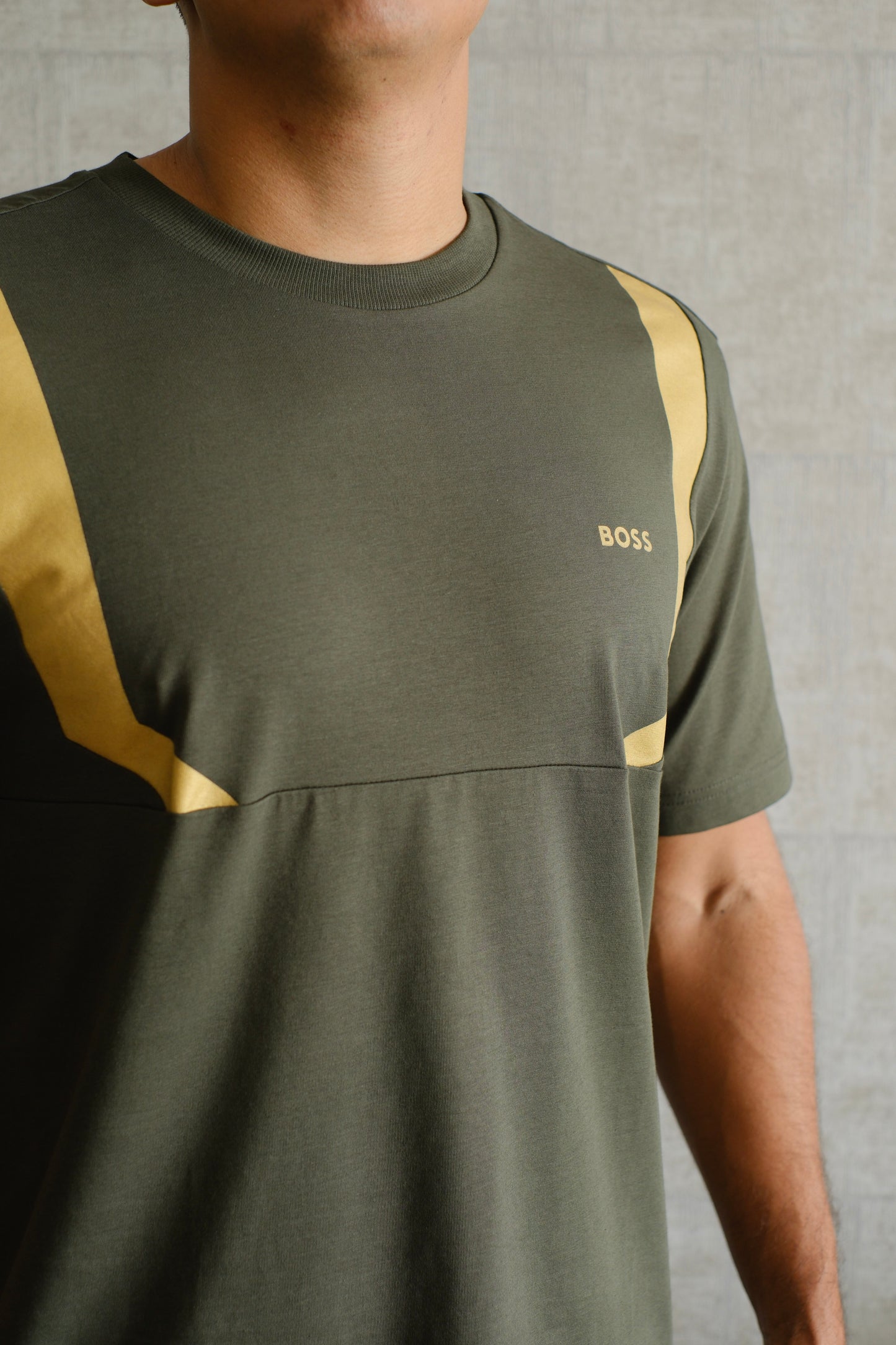 Camiseta HUG verde con dorado