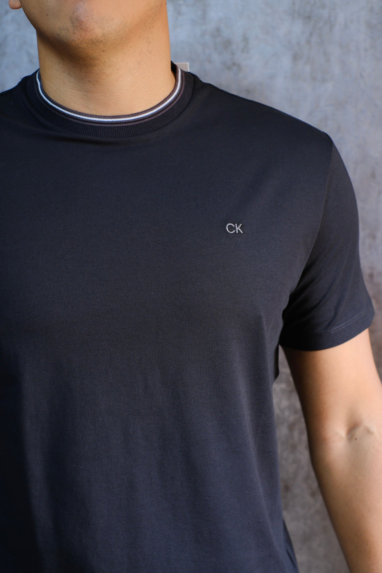 Camiseta CAL Negra Logo Gris