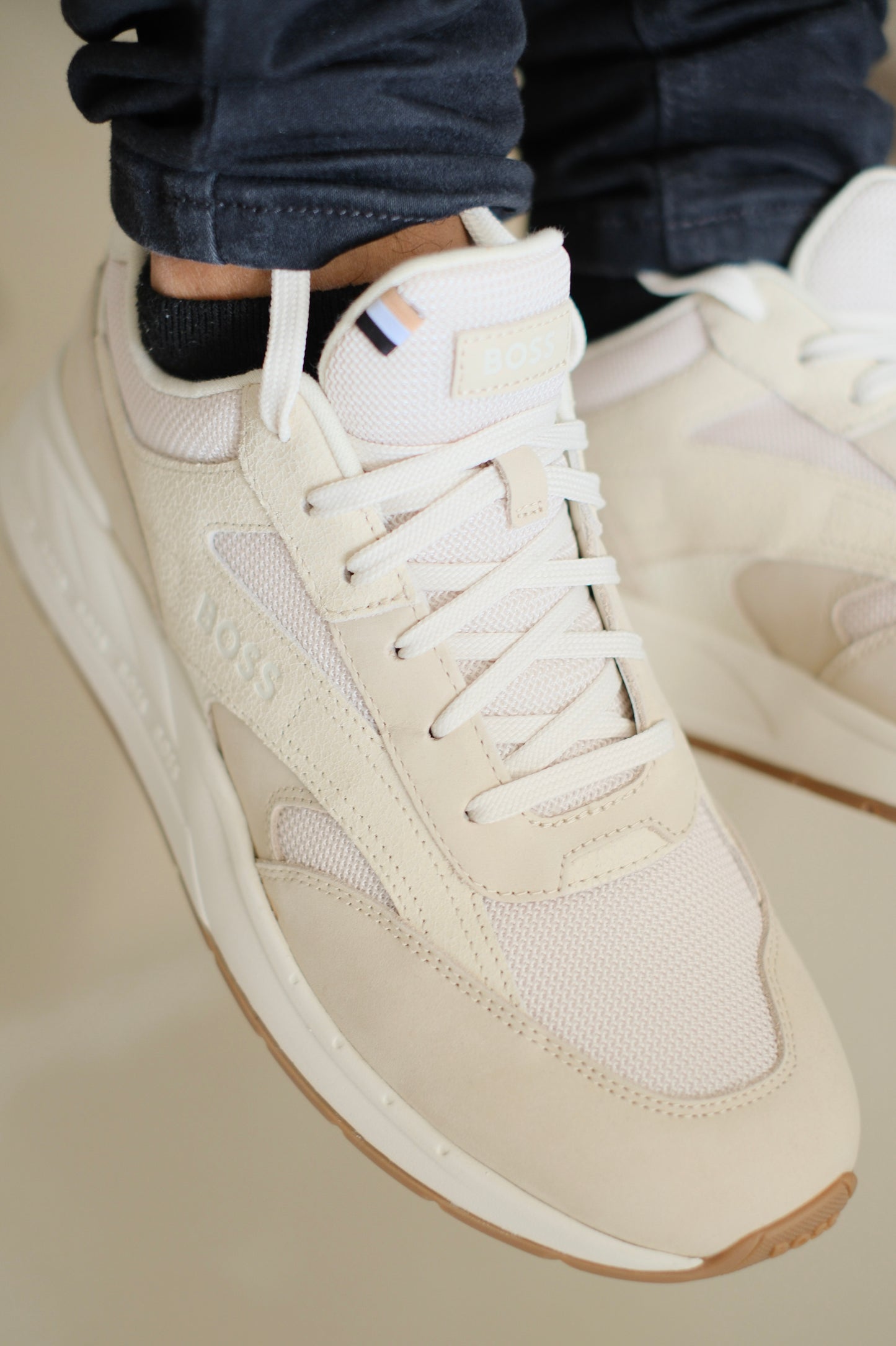 Tenis HUG crema