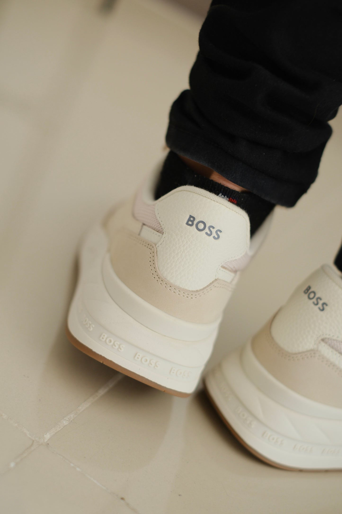 Tenis HUG crema