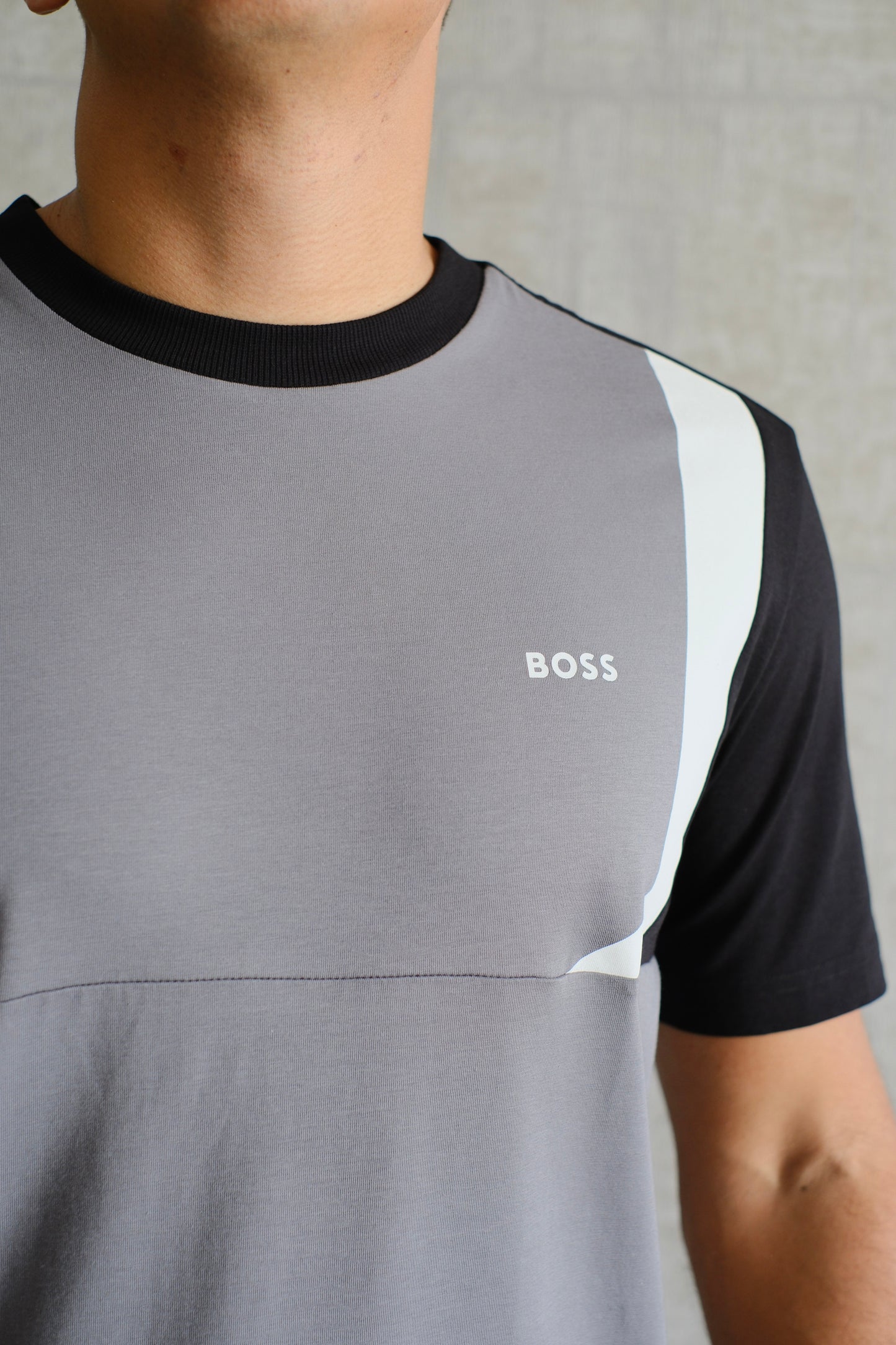 Camiseta HUG gris con negro