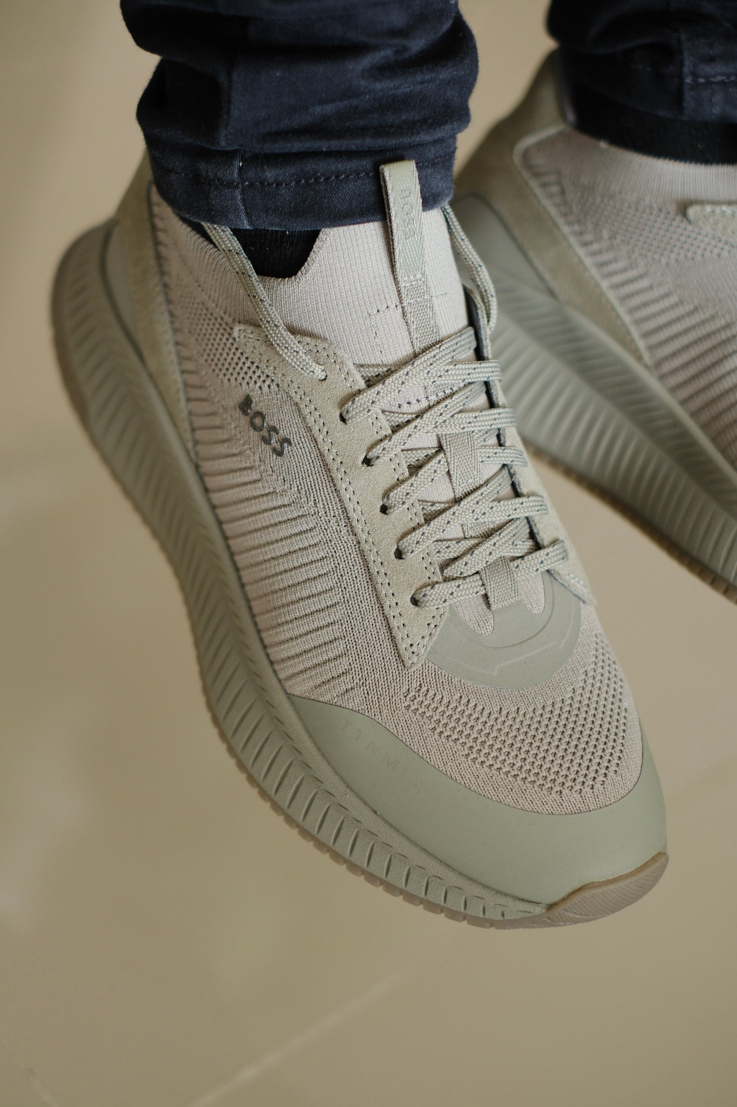 Tenis HUG verde con gris