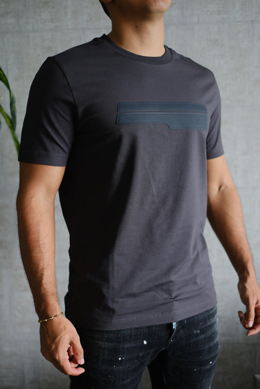 Camiseta HUG gris oscuro logo NEGRO