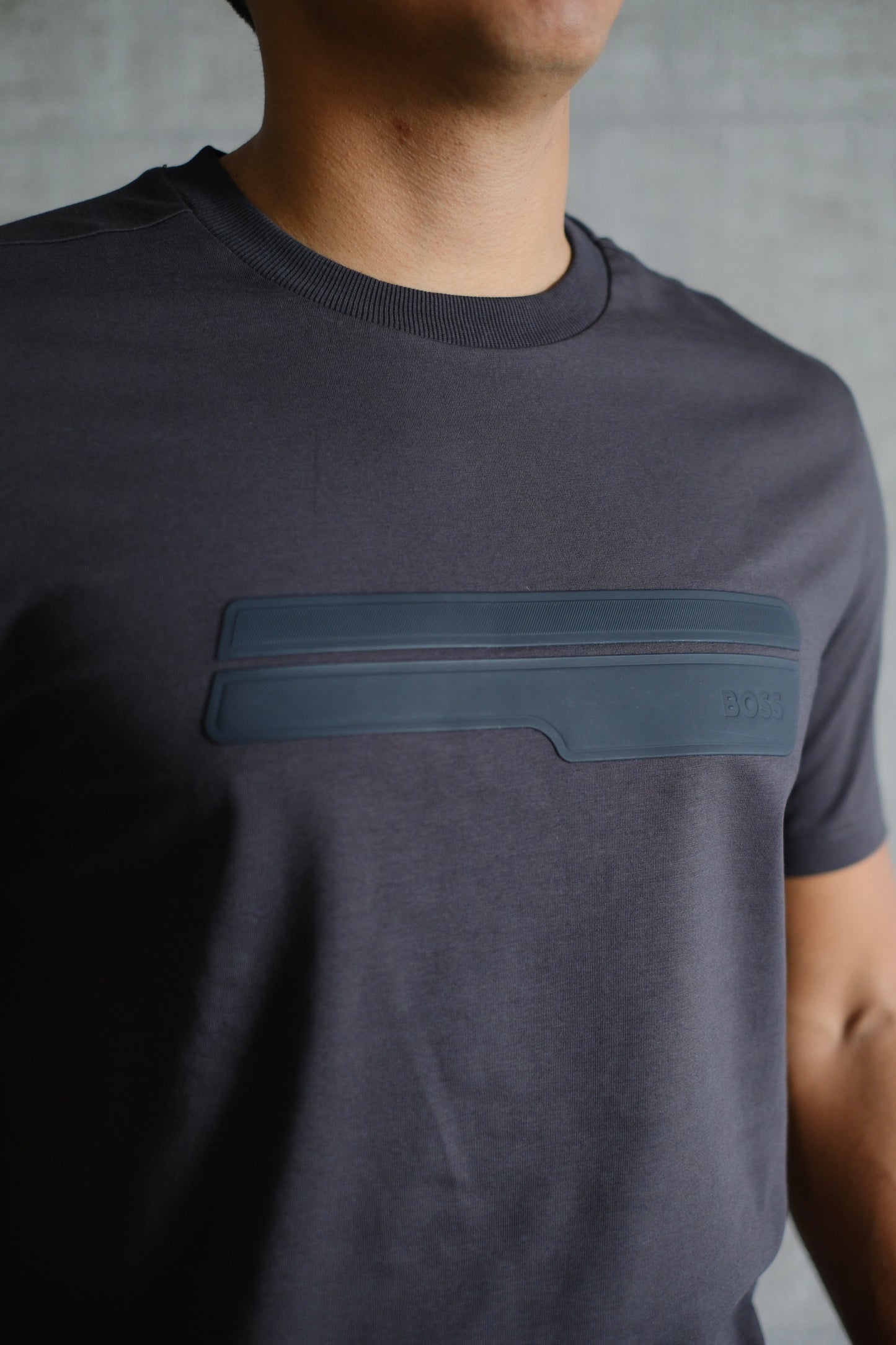Camiseta HUG gris oscuro logo NEGRO