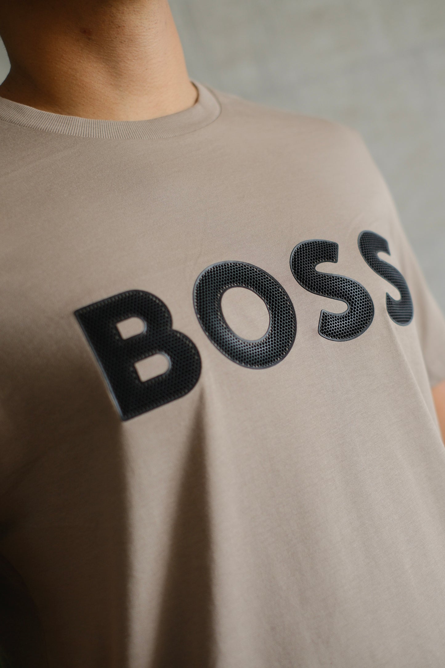 Camiseta HUG Beige Logo Negro Gel 3D