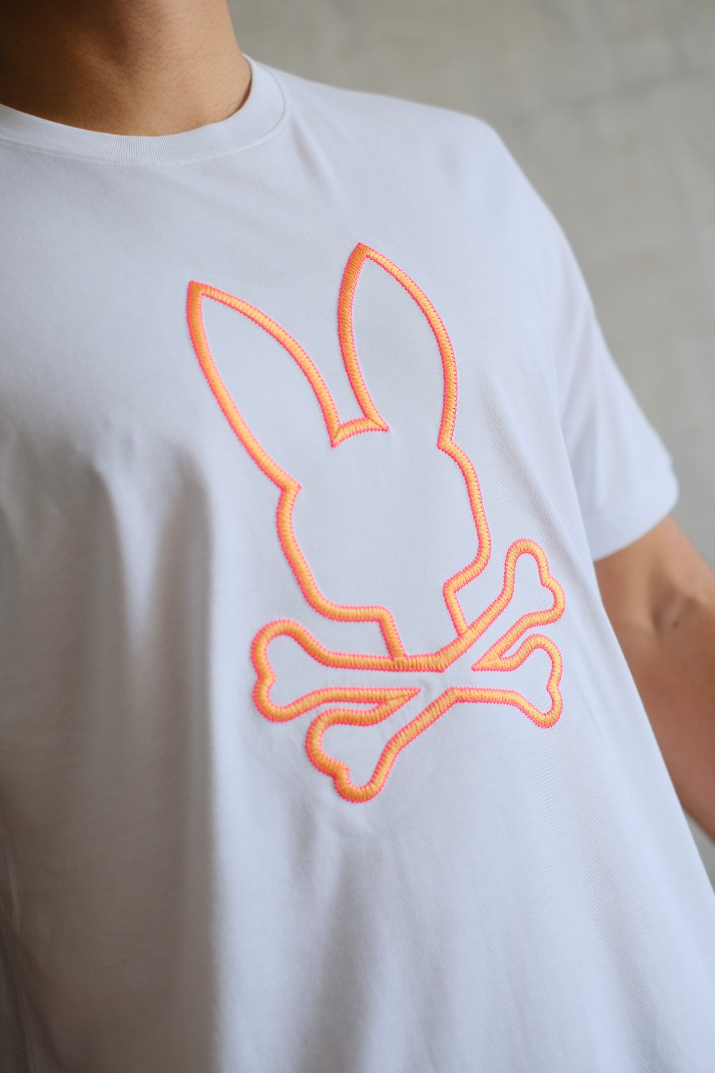 Camiseta PSY blanca logo naranja