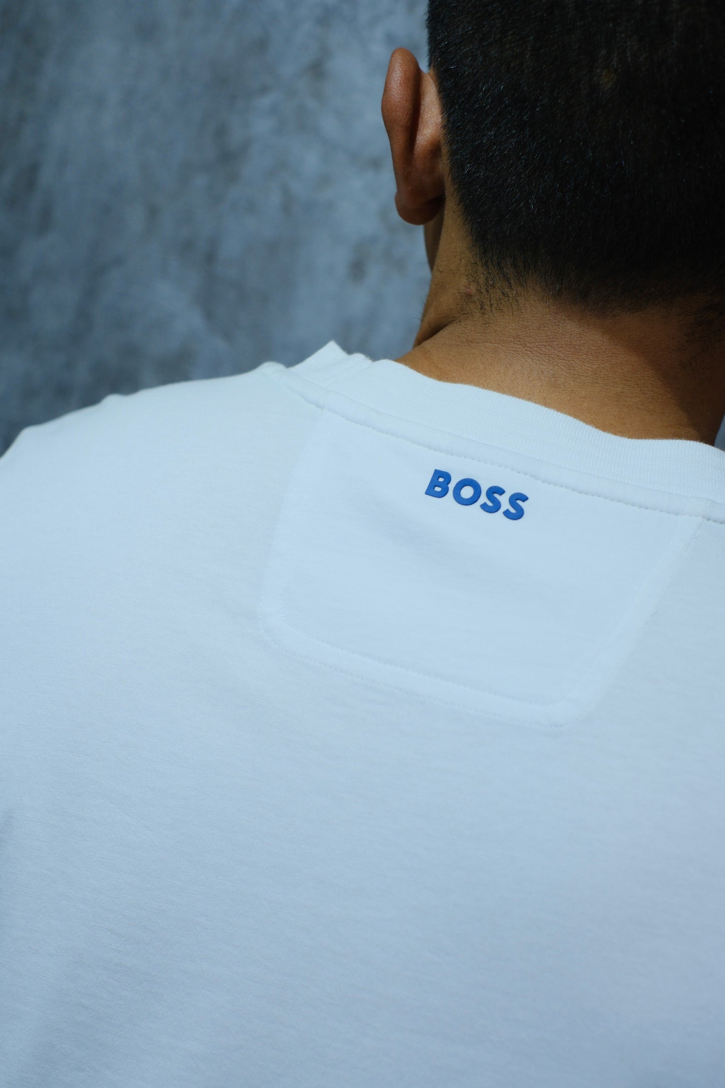 Camiseta HUG blanca logo cuello