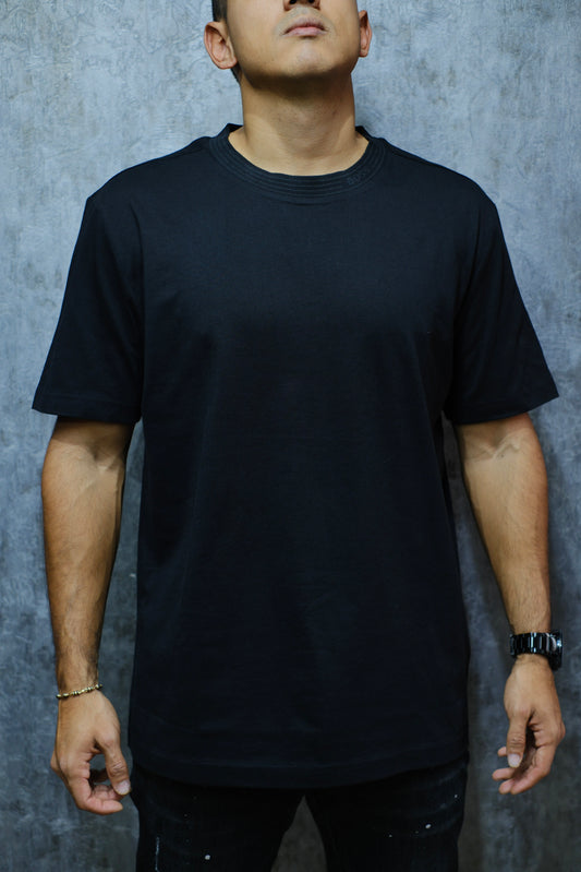 Camiseta HUG negra logo cuello