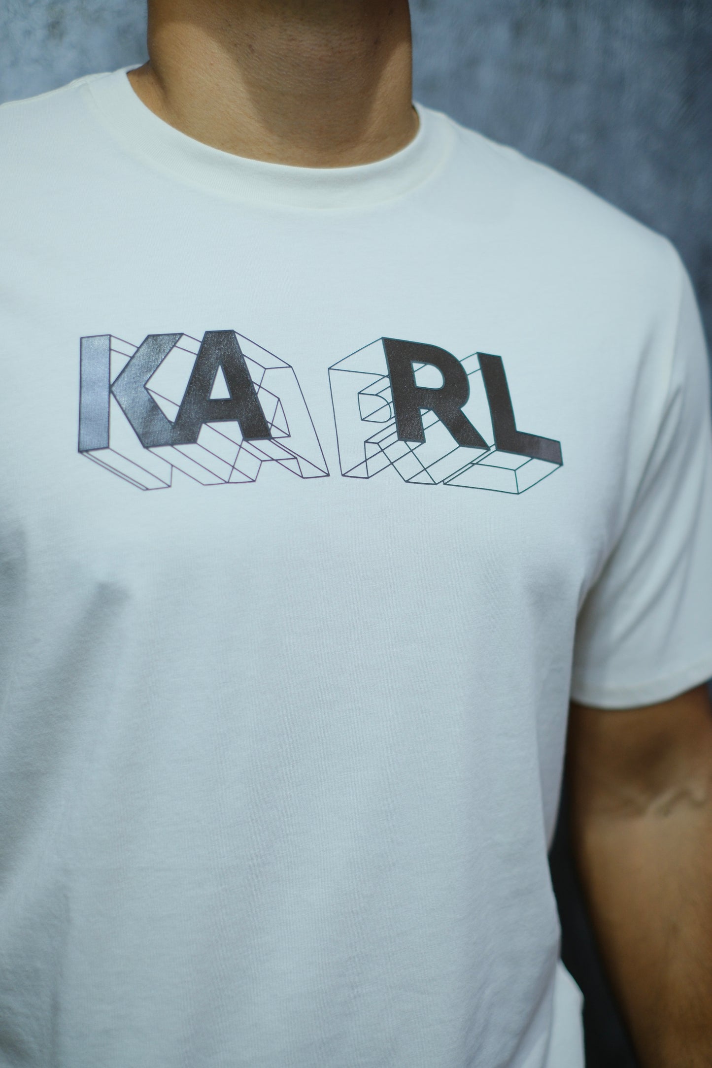 Camiseta KAR beige logo negro