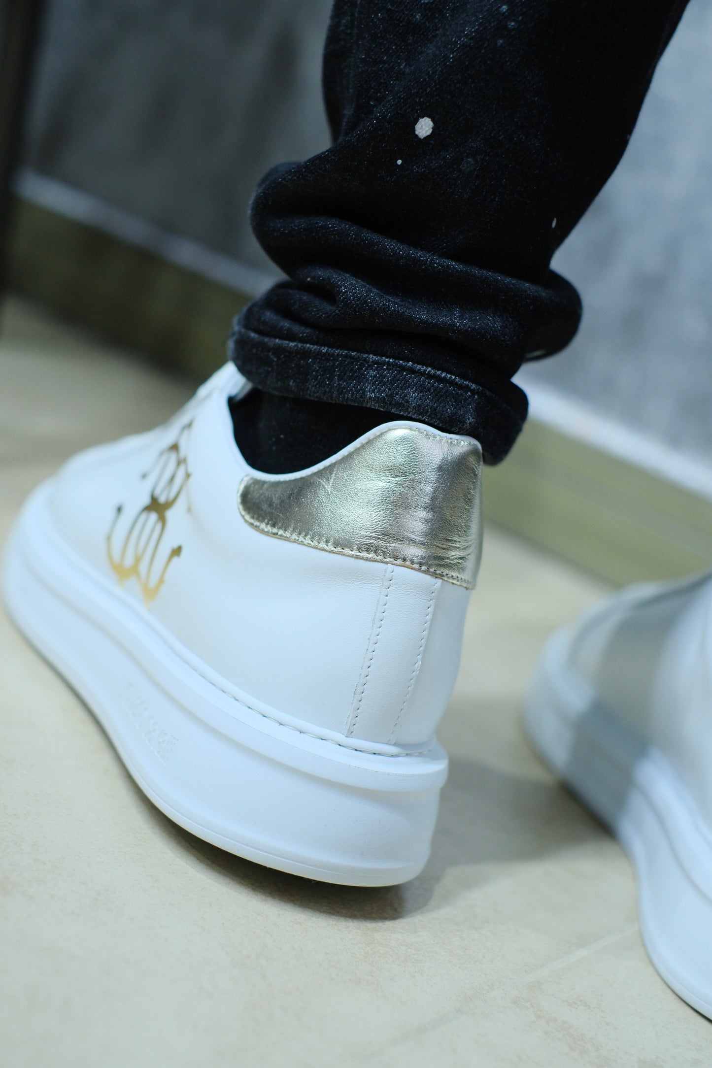 Tenis ROB Blancos Logo Dorado