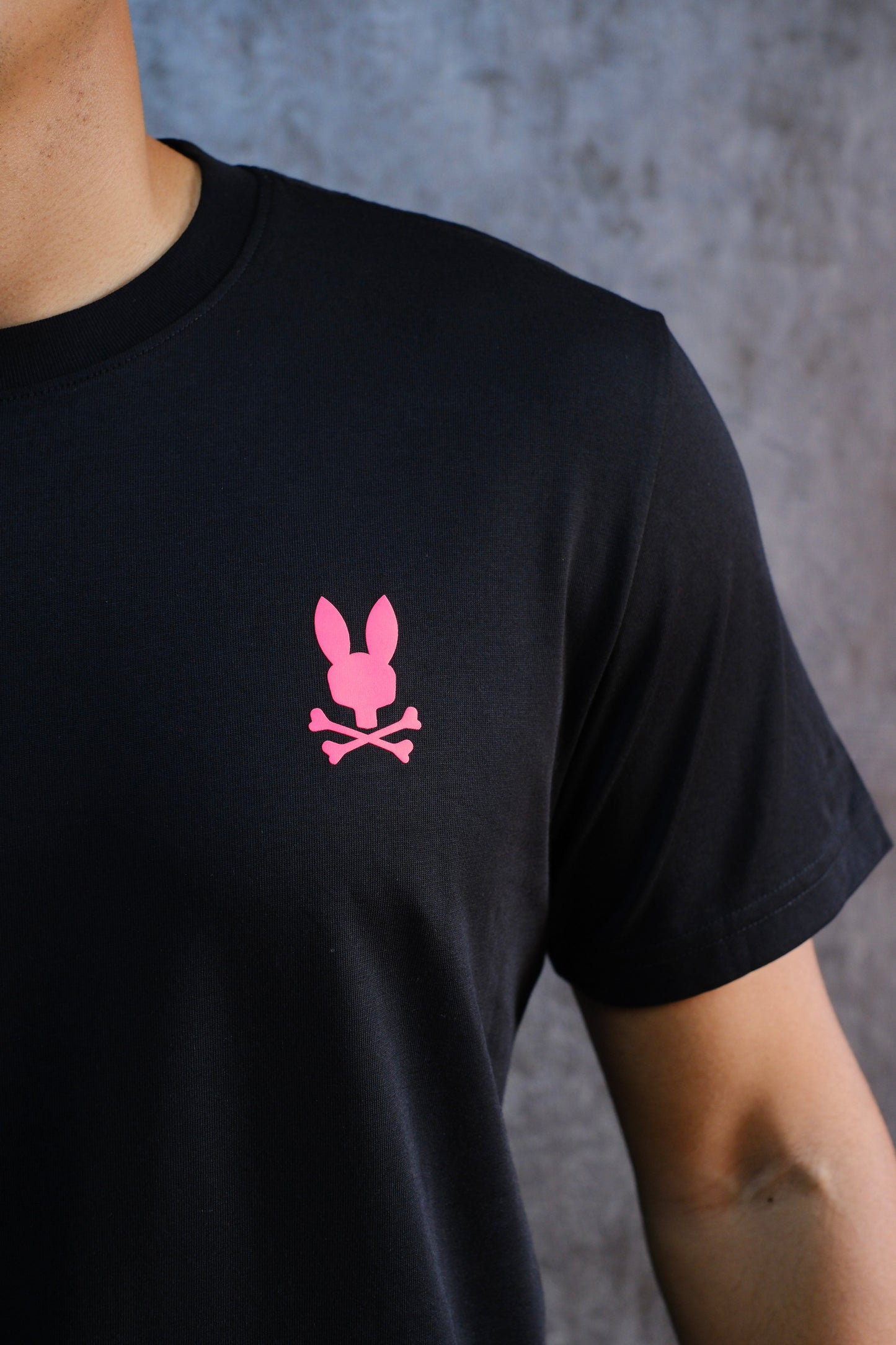 Camiseta PSY Negra Logo Fucsia