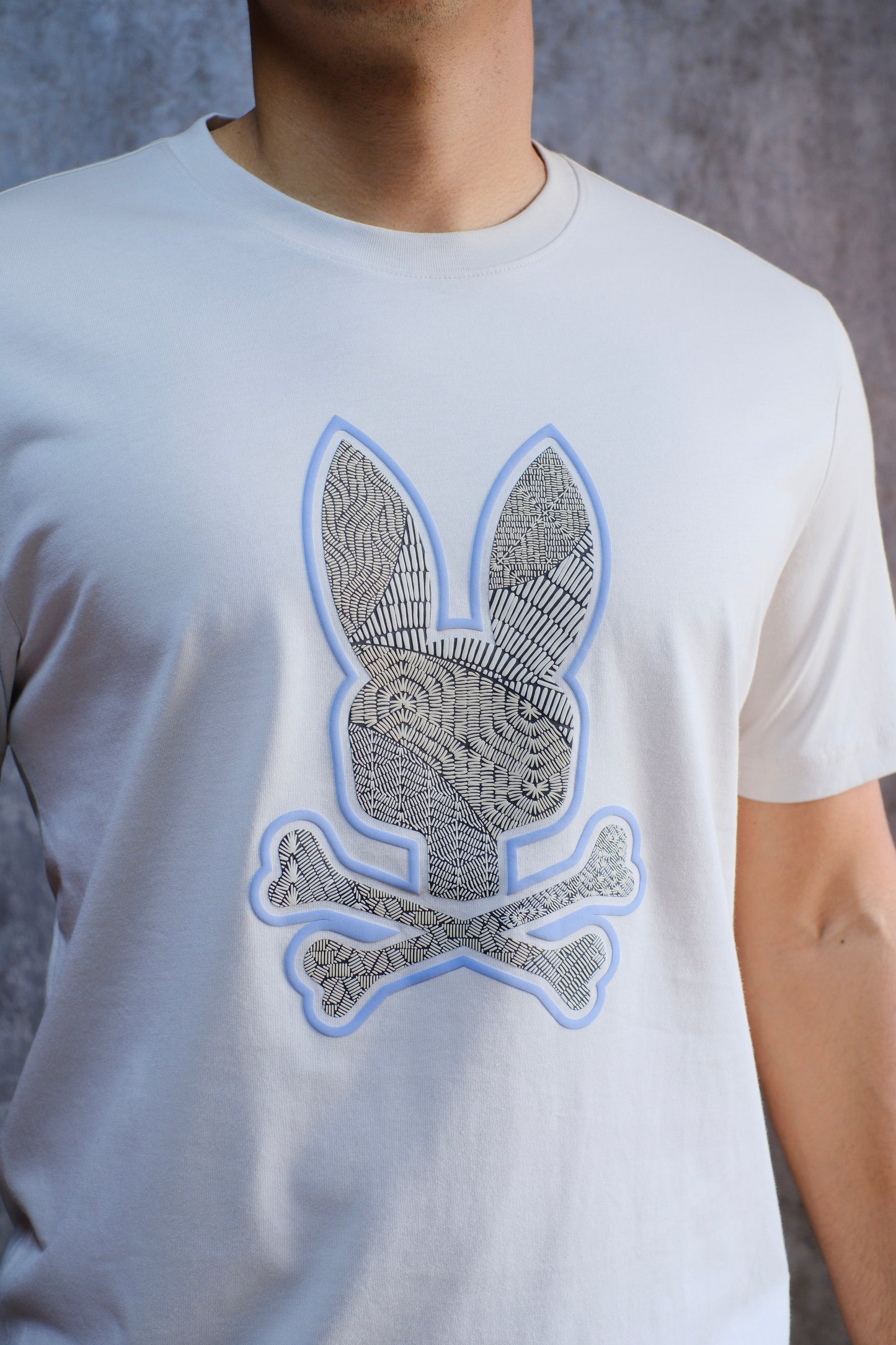 Camiseta PSY Beige Con Detalles Azules
